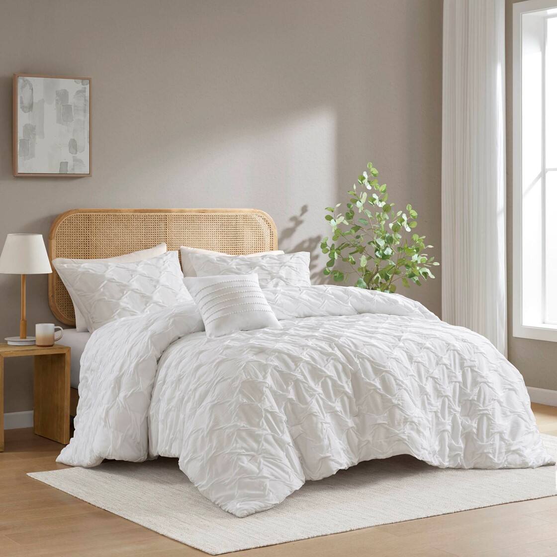 Alt View 1. Gracie Mills - Gracie Mills Blanca Comforter Set - White.