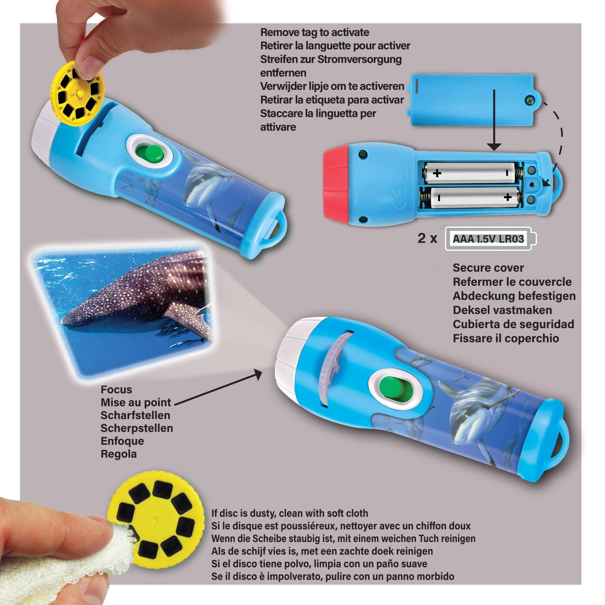 Remove tag to activate: Retirer la languette pour activer
Streifen zur Stromversorgung entfernen: Verwijder lipje om te activeren
Retirar la etiqueta para activar: Retirar la etiqueta para activar
+ 2 x AAA1.5V LR03: + 2 x AAA1.5V LR03
Secure cover: Refermer le couvercle
Abdeckung befestigen: Deksel vastmaken
Cubierta de seguridad: Cubierta de seguridad
Fissare il coperchio: Fissare il coperchio
Focus Mise au point: Focus Mise au point
Scharfstellen: Scharfstellen
Scherpstellen: Scherpstellen
Enfoque: Enfoque
Regola: Regola
If disc is dusty, clean with soft cloth: Si le disque est poussireux, nettoyer avec un chiffon doux
Wenn die Scheibe staubig ist, mit einem weichen Tuch reinigen: Wenn die Scheibe staubig ist, mit einem weichen Tuch reinigen
Si el disco tiene polvo, limpia con un pao suave: Si el disco tiene polvo, limpia con un pao suave