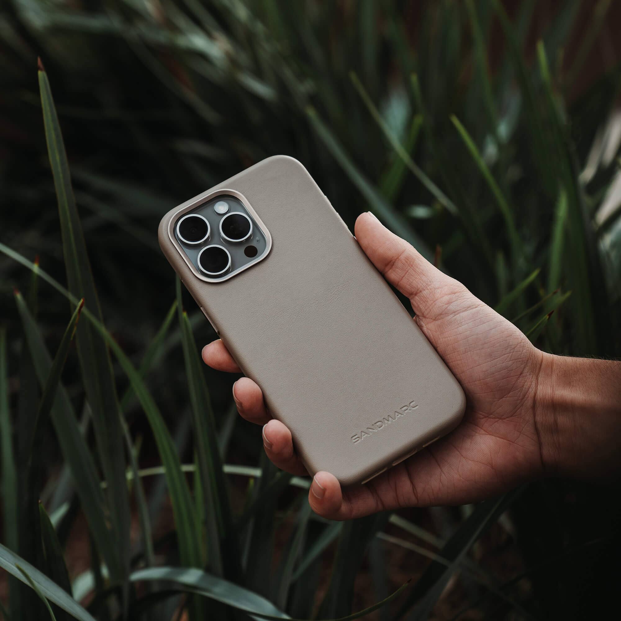 Back. SANDMARC - Minimal Leather Case - iPhone 16 Pro Max - Sand - beige.