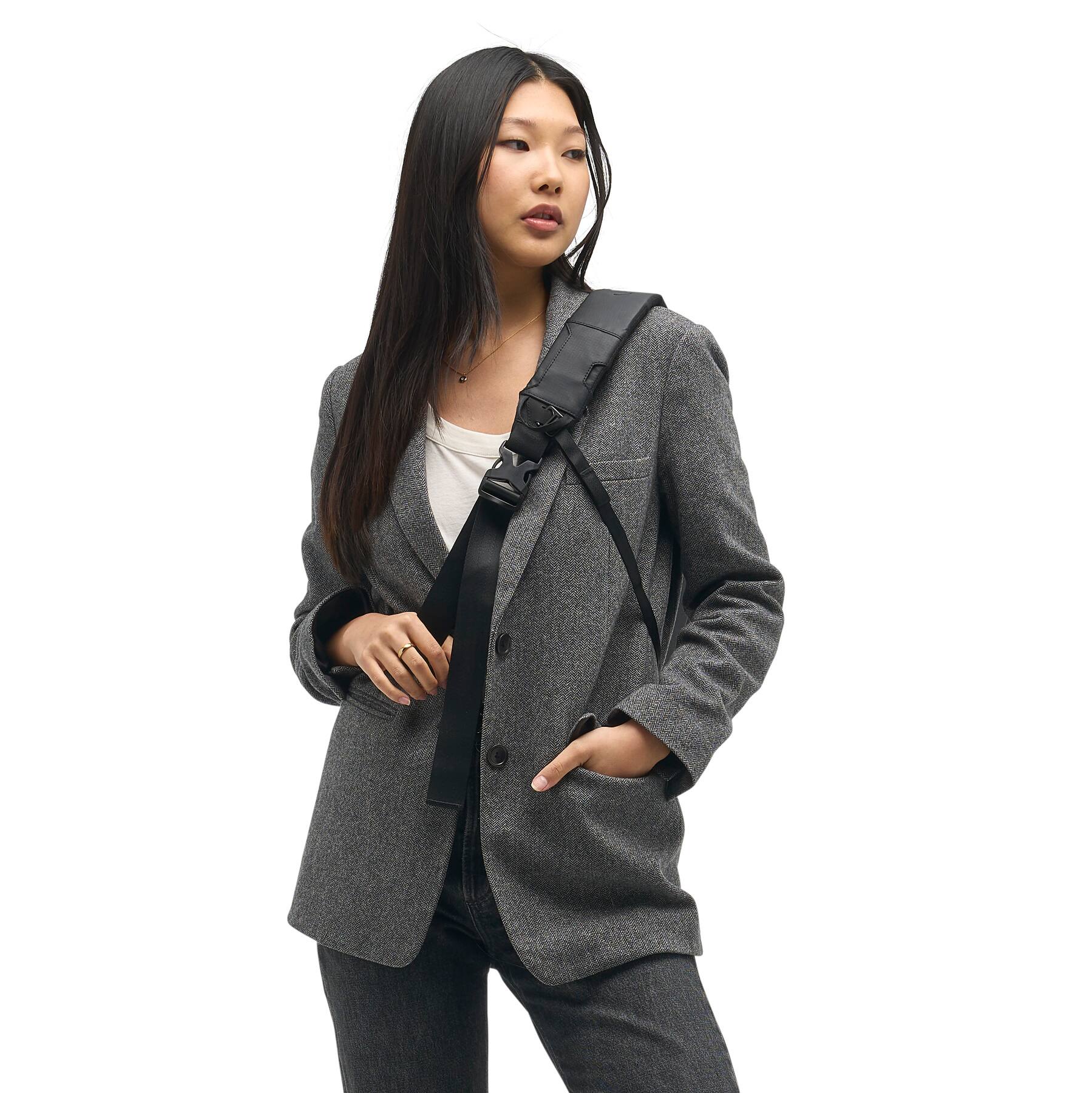 Alt View 2. Nomatic - Navigator RS Sling 6L - Black.