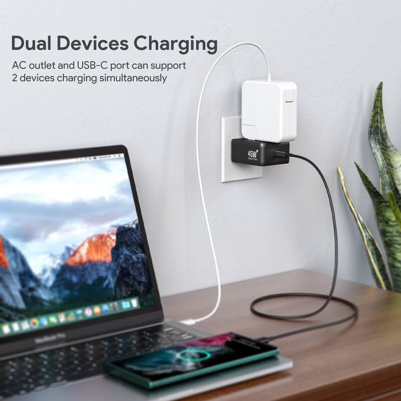 Dual Devices Charging  
AC outlet and USB-C port can support 2 devices charging simultaneously  
45W