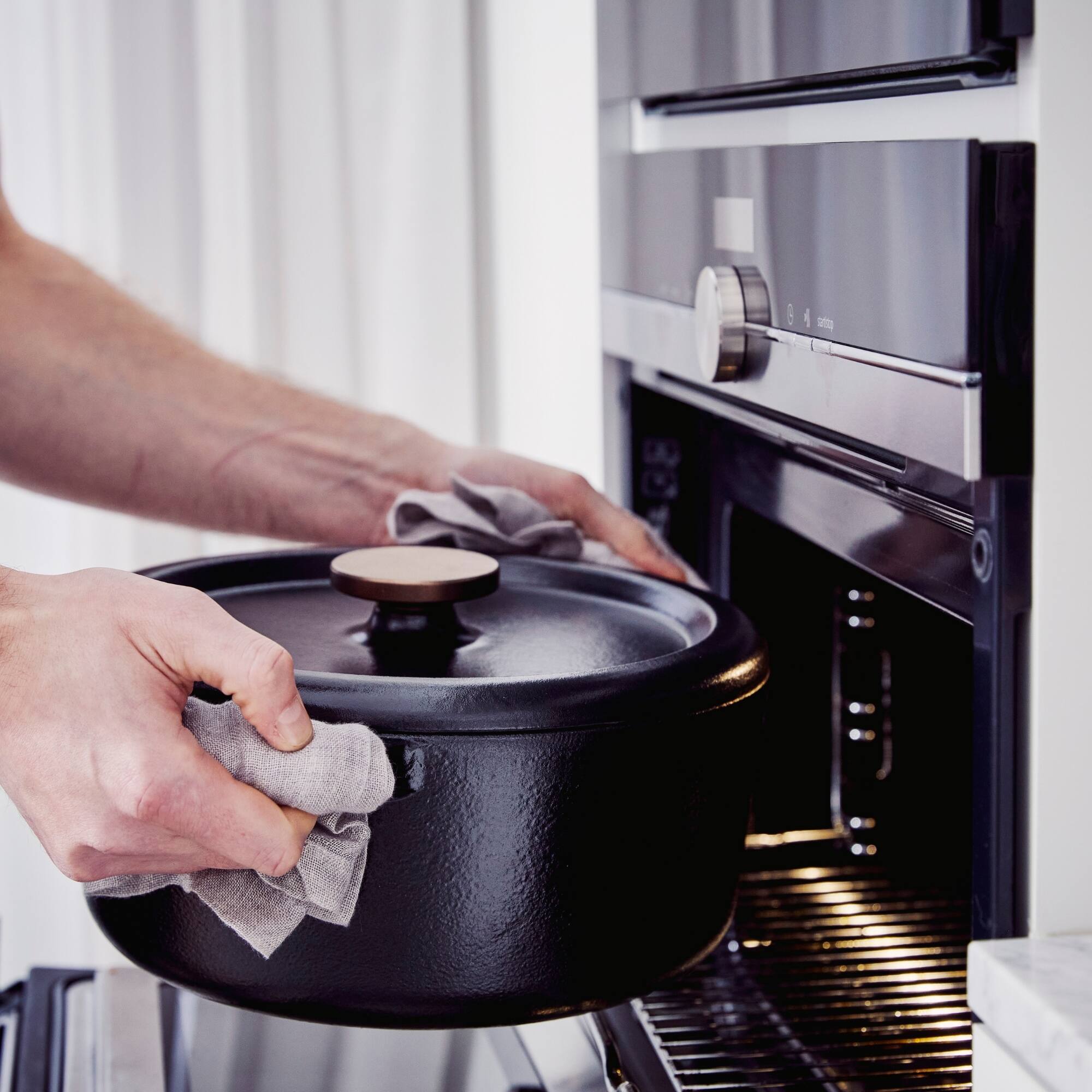 Left. Alva - Alva Nori Enameled Cast Iron Dutch Oven 5Qt. - Oven Safe and Toxin-Free Cookware - Black.