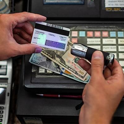 Sure, here is the corrected and grouped text:

- SN: I11
- HINN: NS
- CASH BAR
- LOTTO
- SC PIPEX
- 100 DOYAYIN
- FN9732521
- 50 UR
- PUFF BAR
- CH