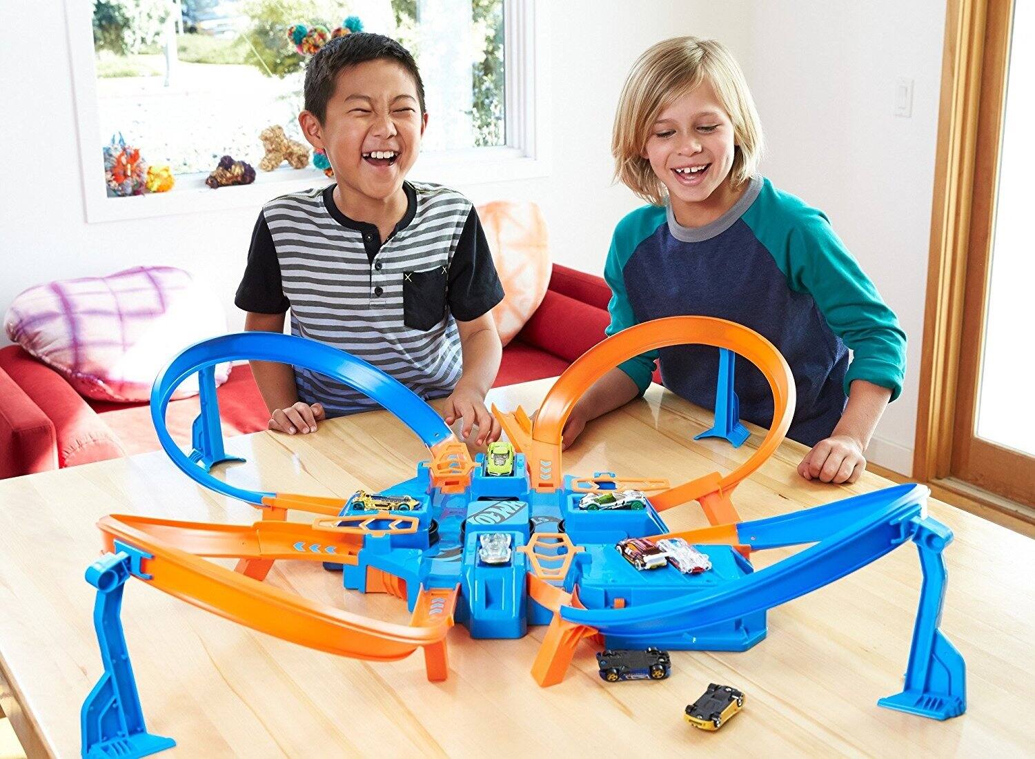 Alt View 2. Hot Wheels - Hot Wheels Criss Cross Crash Motorized Track Set, Figure-Eight Track, 4 Crash Zones, 16+ ft Track, 1 Vehicle - Multicolor.