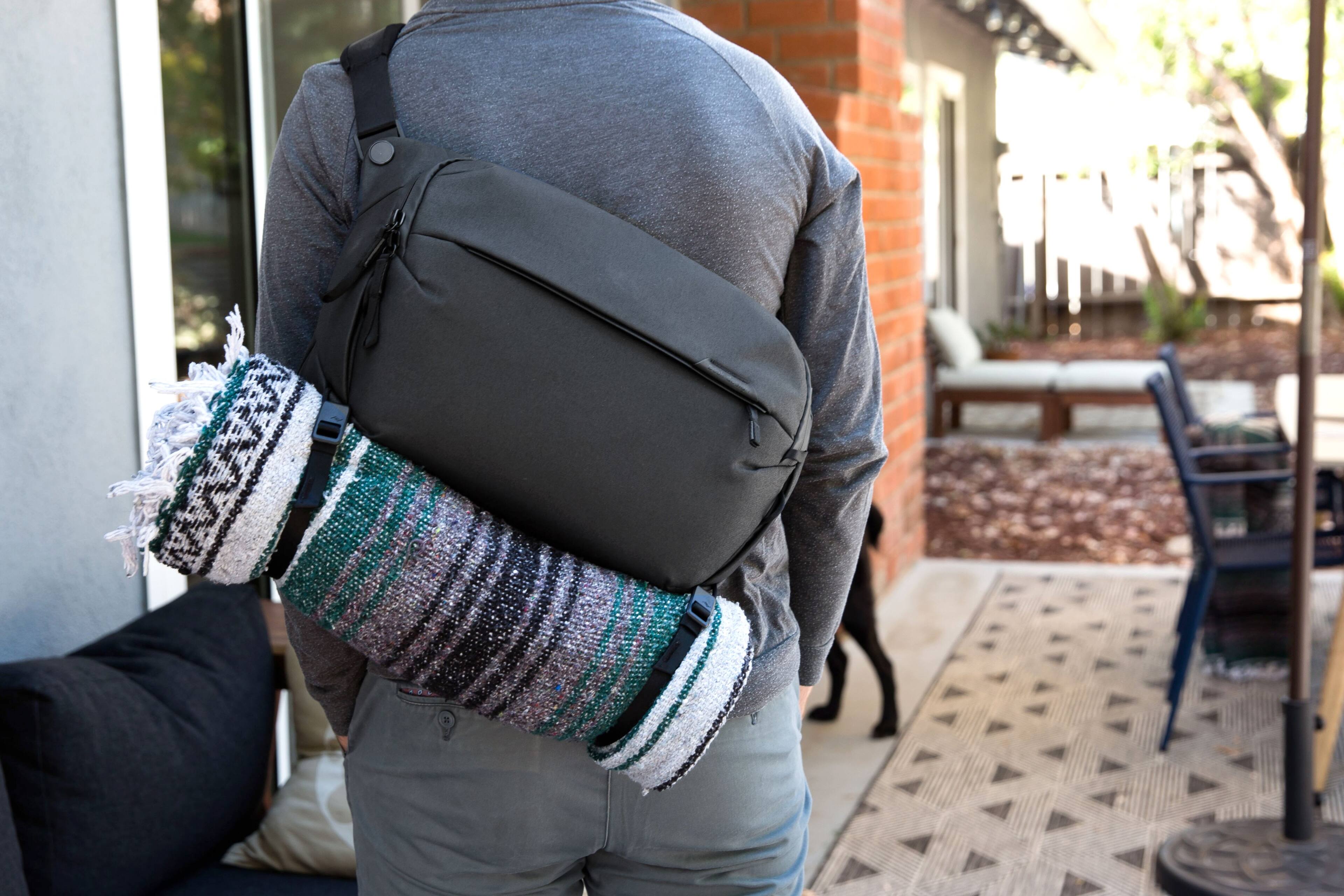 Alt View 18. Peak Design - Everyday Sling V2 10L - Black.