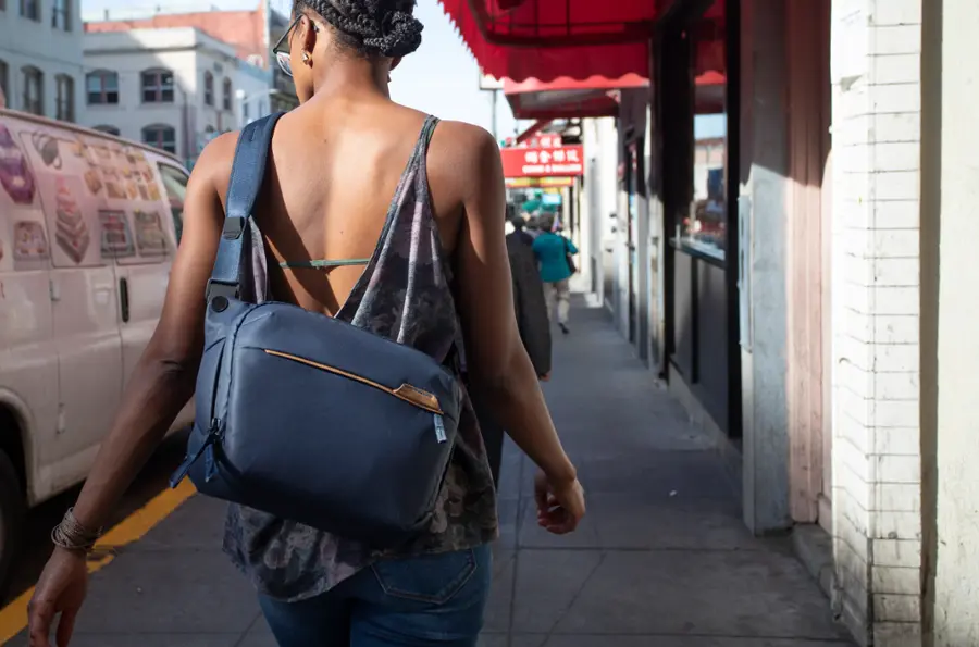 Alt View 21. Peak Design - Everyday Sling V2 6L - Midnight.