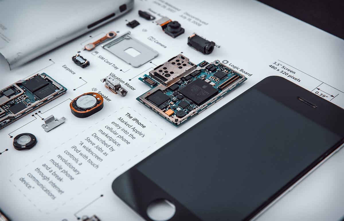 Camera  
SIM Card Tray  
Earpiece  
Vibration Motor  
Speaker  
Logic Board  
3.5" Screen (480 x 320 pixels)  
0.39"  

The iPhone  
Marked Apple's entry into the cellular phone marketplace.  
Steve Jobs described it as a revolutionary mobile device.  
A widescreen iPod with touch controls, a revolutionary mobile phone, and a break-through communications device.  
The iPhone was introduced on January 9, 2007.