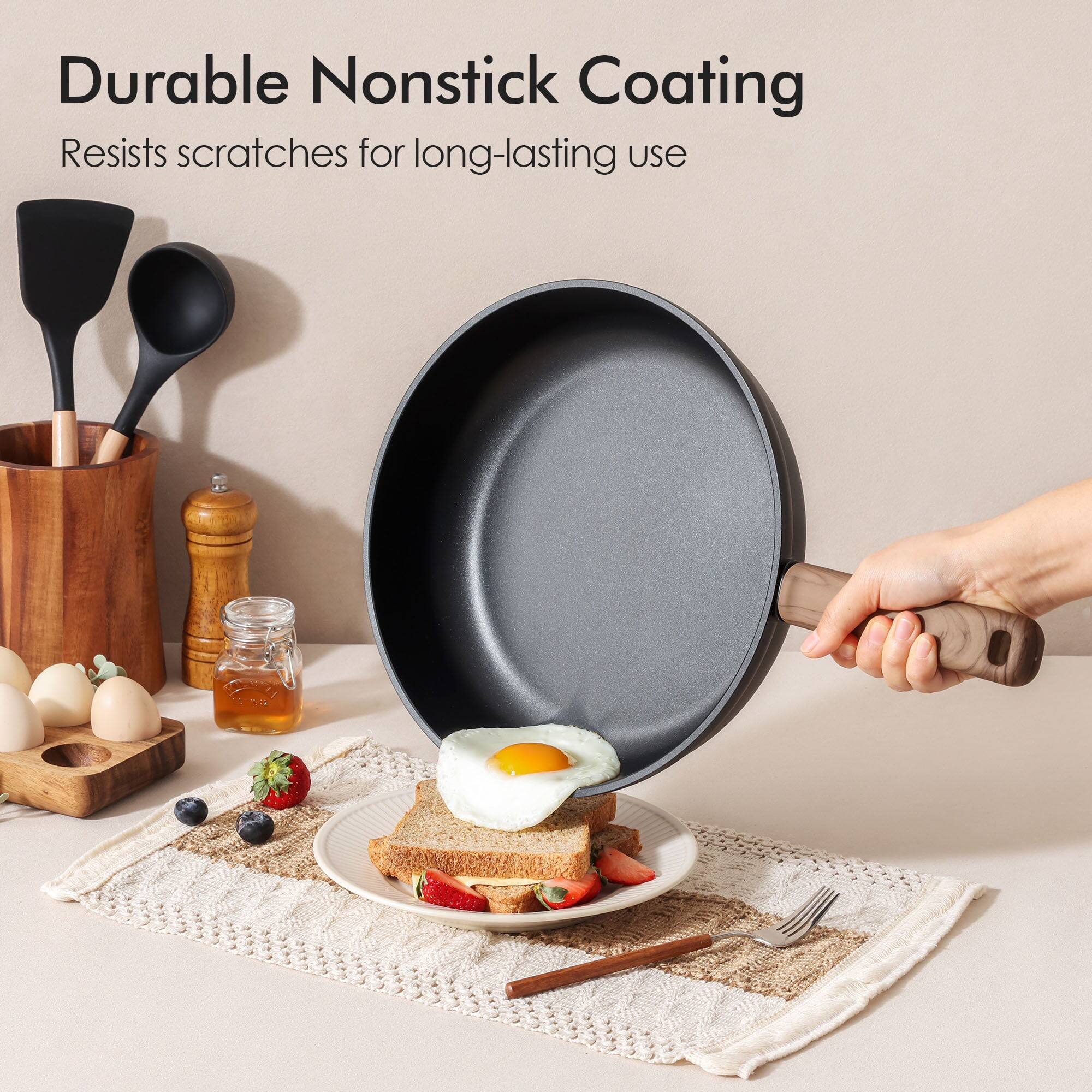 Durable Nonstick Coating  
Resists scratches for long-lasting use