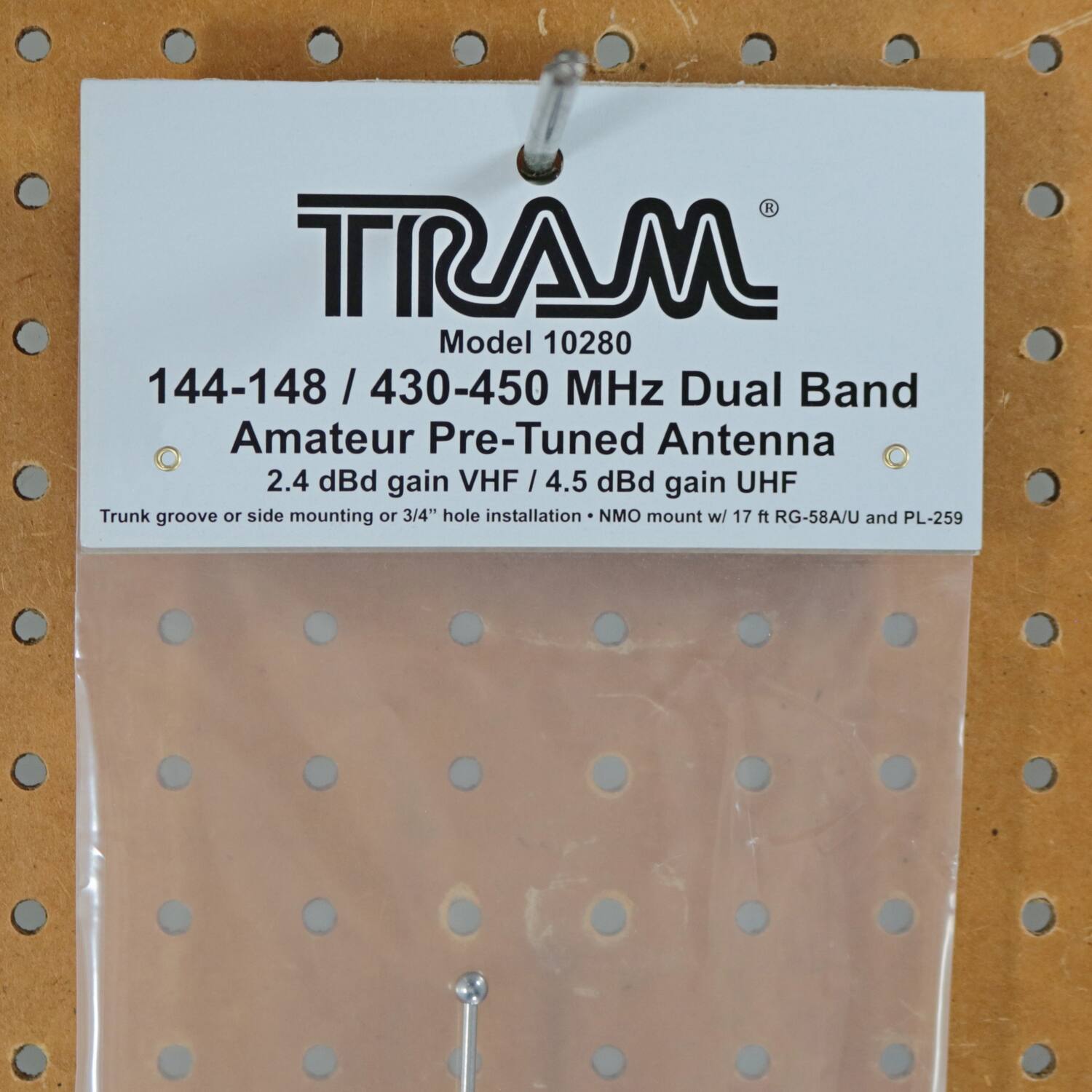 TRAM  
Model 10280  
144-148 / 430-450 MHz Dual Band Amateur Pre-Tuned Antenna  
2.4 dBi gain VHF / 4.5 dBi gain UHF  
Trunk groove or side mounting or 3/4" hole installation  
NMO mount w/ 17 ft RG-58A/U and PL-259