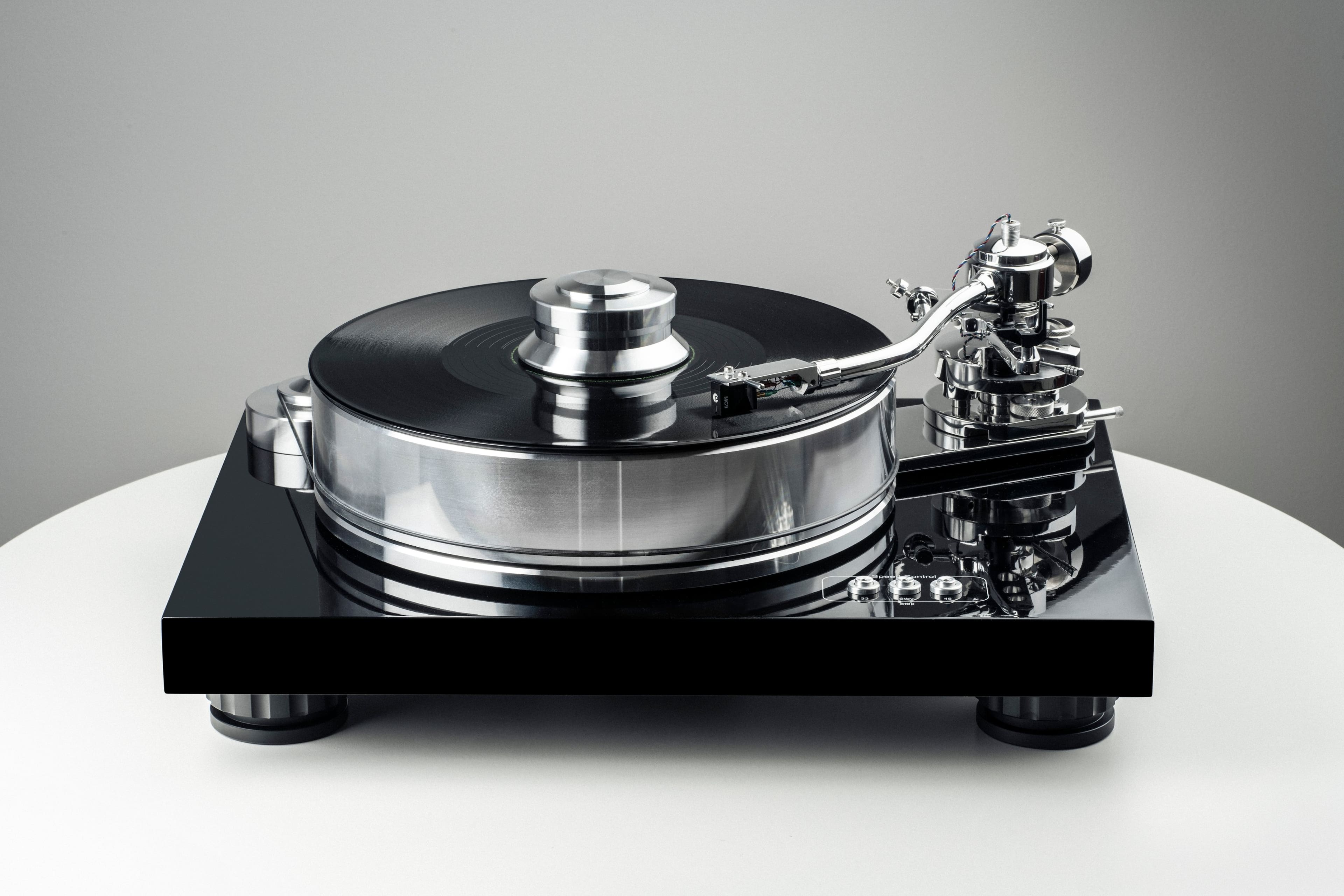 Front. Pro-Ject - Signature 10 - Black.