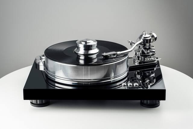 Front. Pro-Ject - Signature 10 - Black.