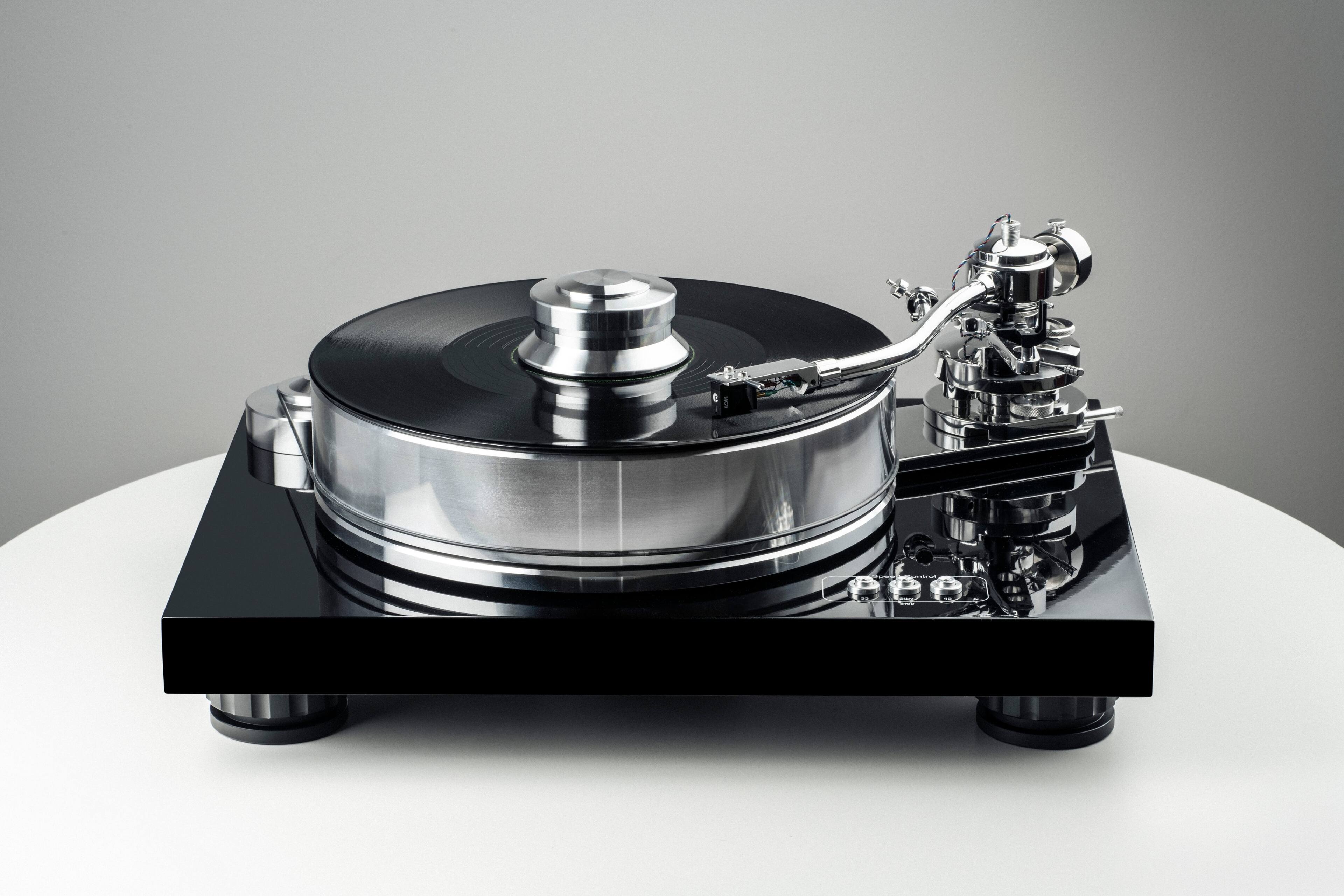 Front. Pro-Ject - Signature 10 - Black.