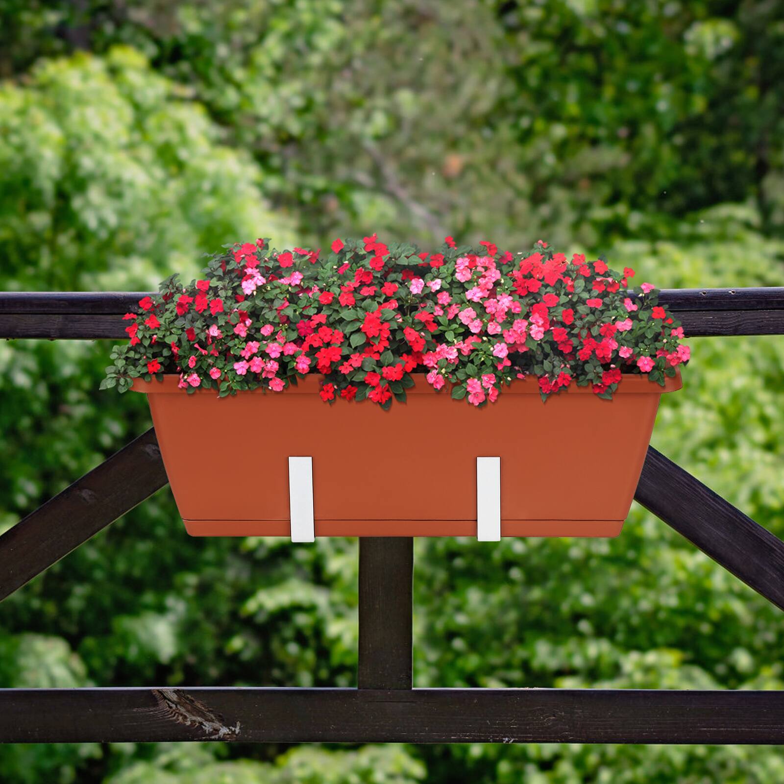 Angle. Oumilen - 6PCS Adjustable Railing Planter Box Set, Terracotta with White Brackets.
