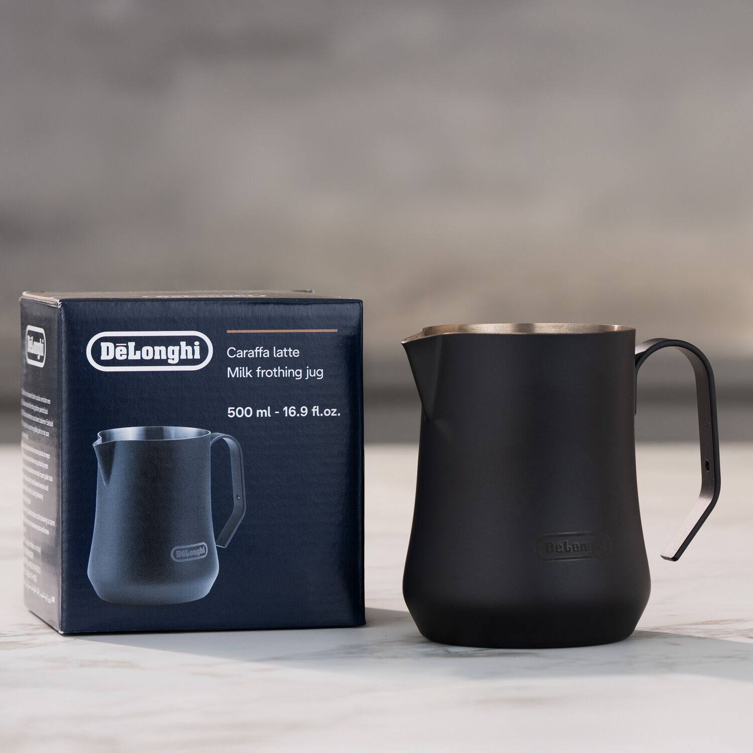 DeLonghi Caraffa latte Milk frothing jug 500 ml - 16.9 fl.oz.

Caraffa latte  
Milk frothing jug  
500 ml - 16.9 fl.oz.