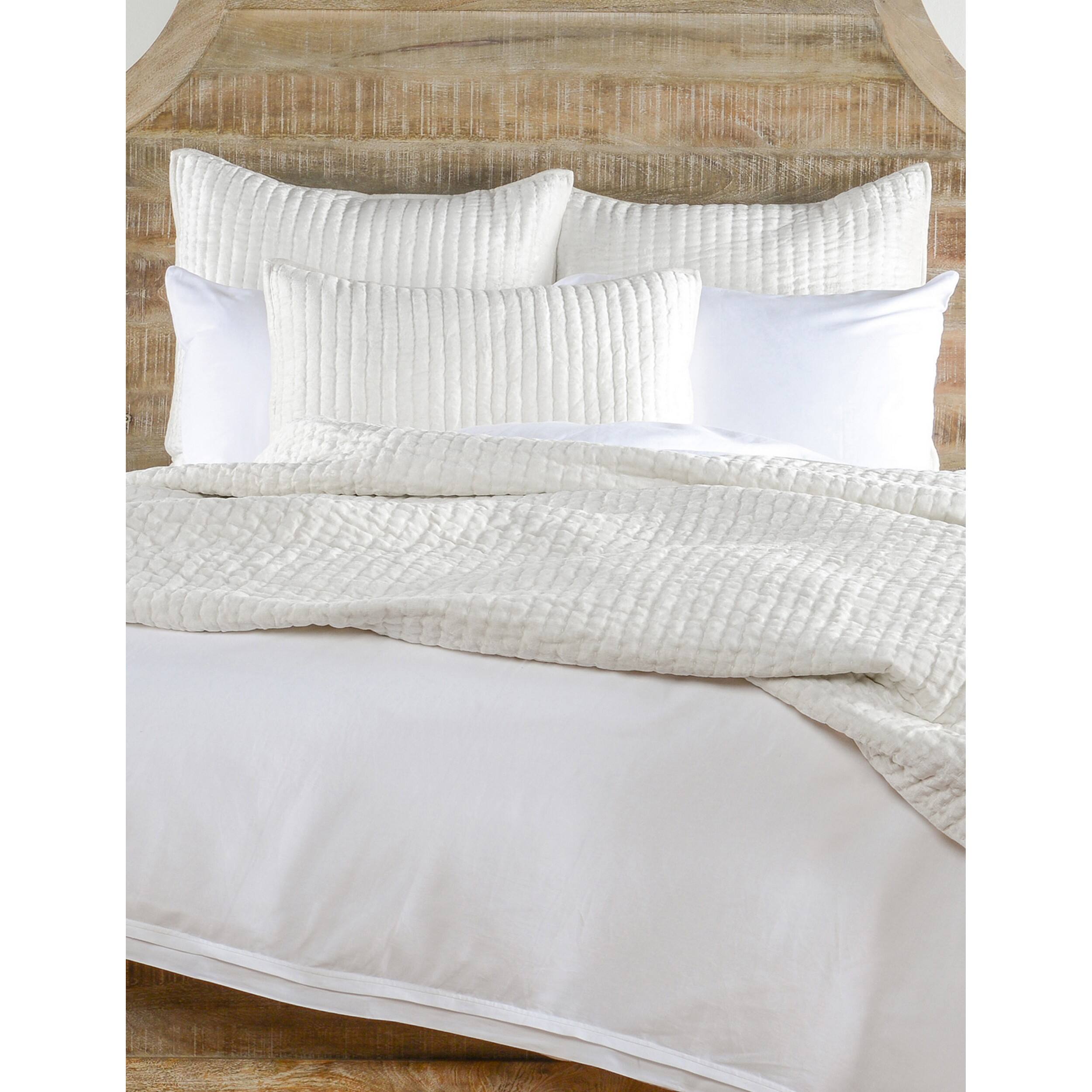 Front. Manhattan Lane - Lipa 92 x 96 Handmade Queen Quilt with Polyfill and Cotton Binding - Ivory.