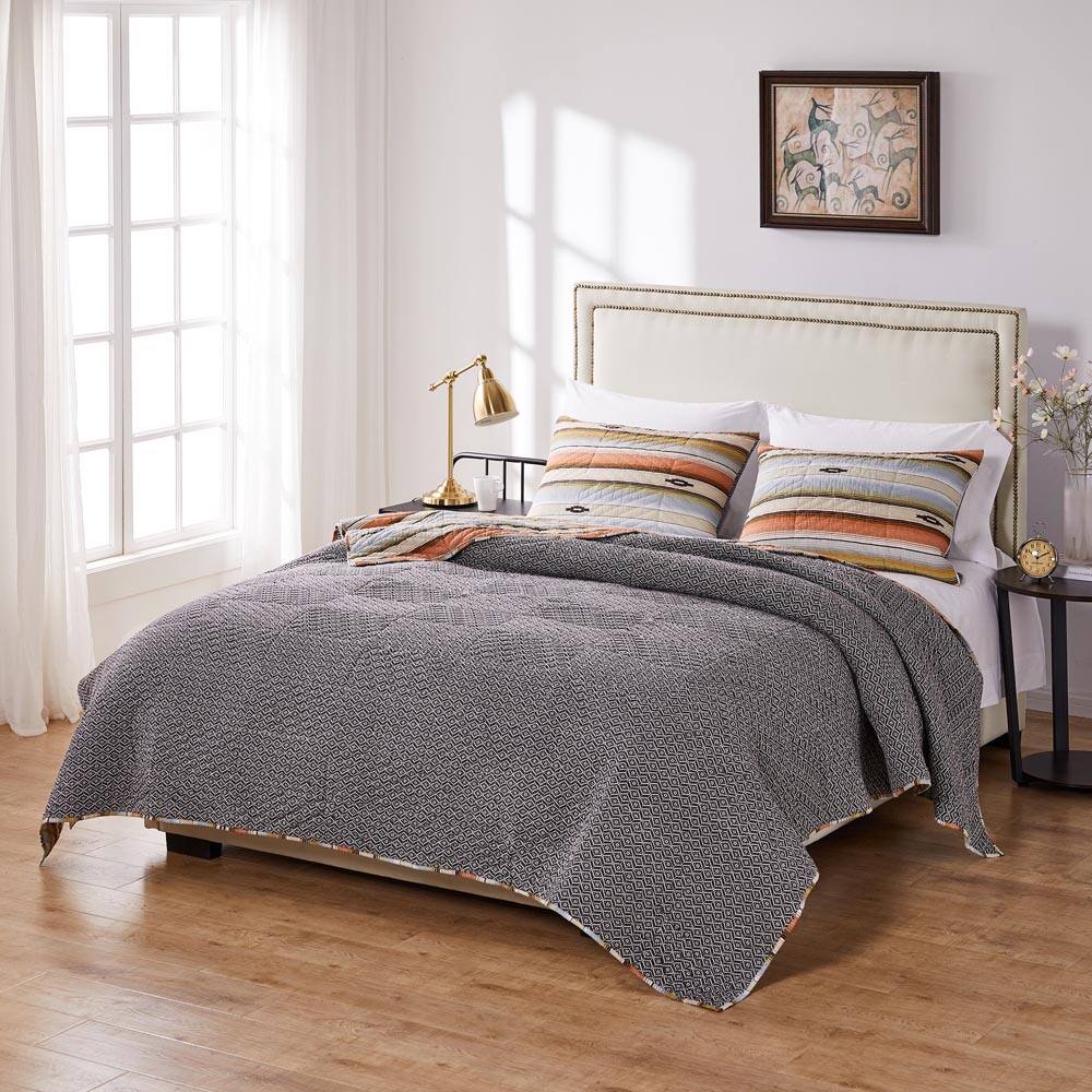 Left. BreeBe - Painted Desert Quilt Set 3-Piece Full/Queen - Rose.