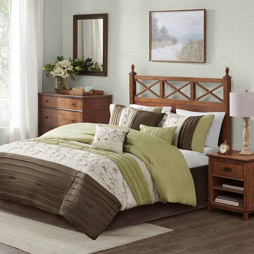 Alt View 1. Gracie Mills - Gracie Mills Rogelio 7-Piece Transitional Embroidered Comforter Set - Green.
