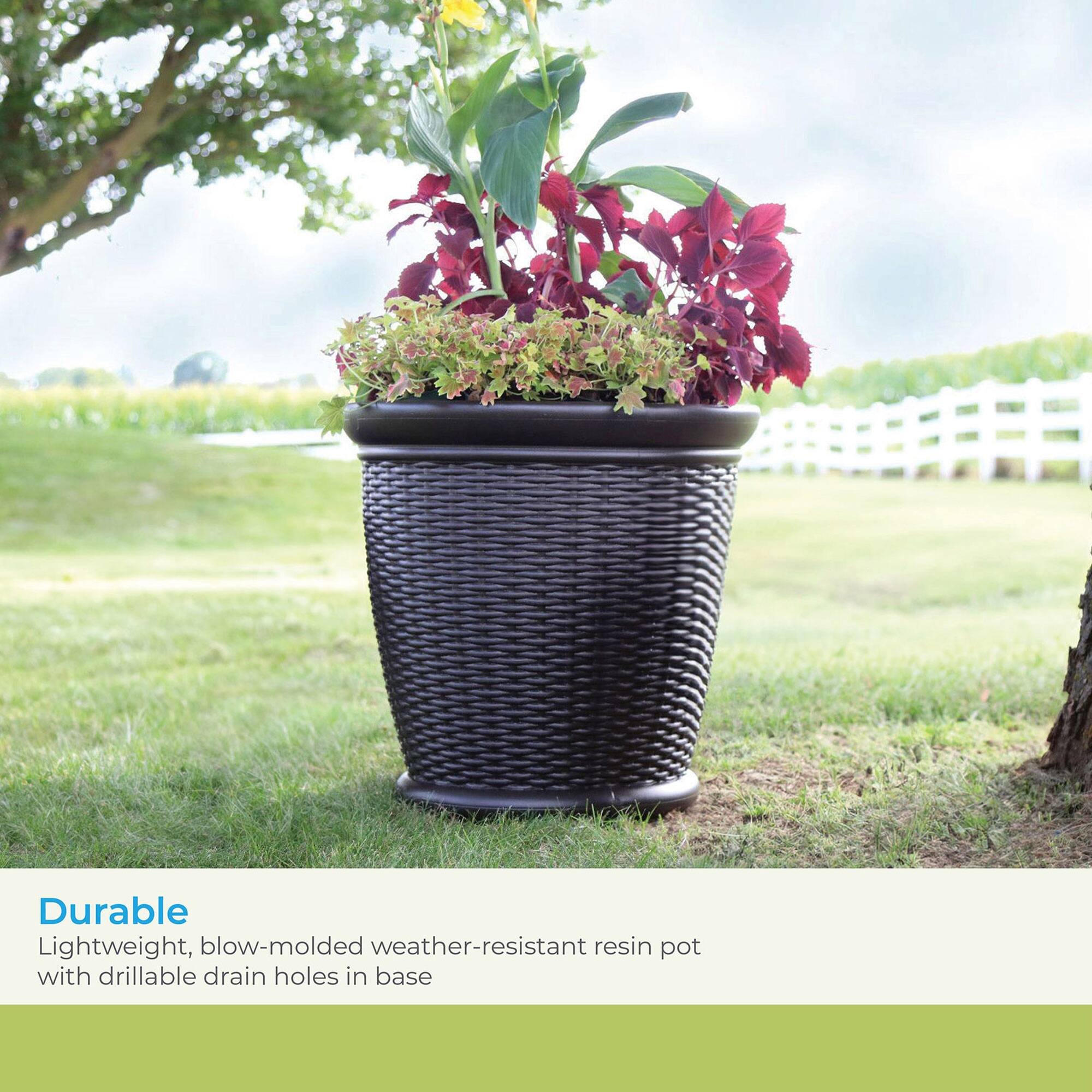 Durable  
Lightweight, blow-molded weather-resistant resin pot with drillable drain holes in base