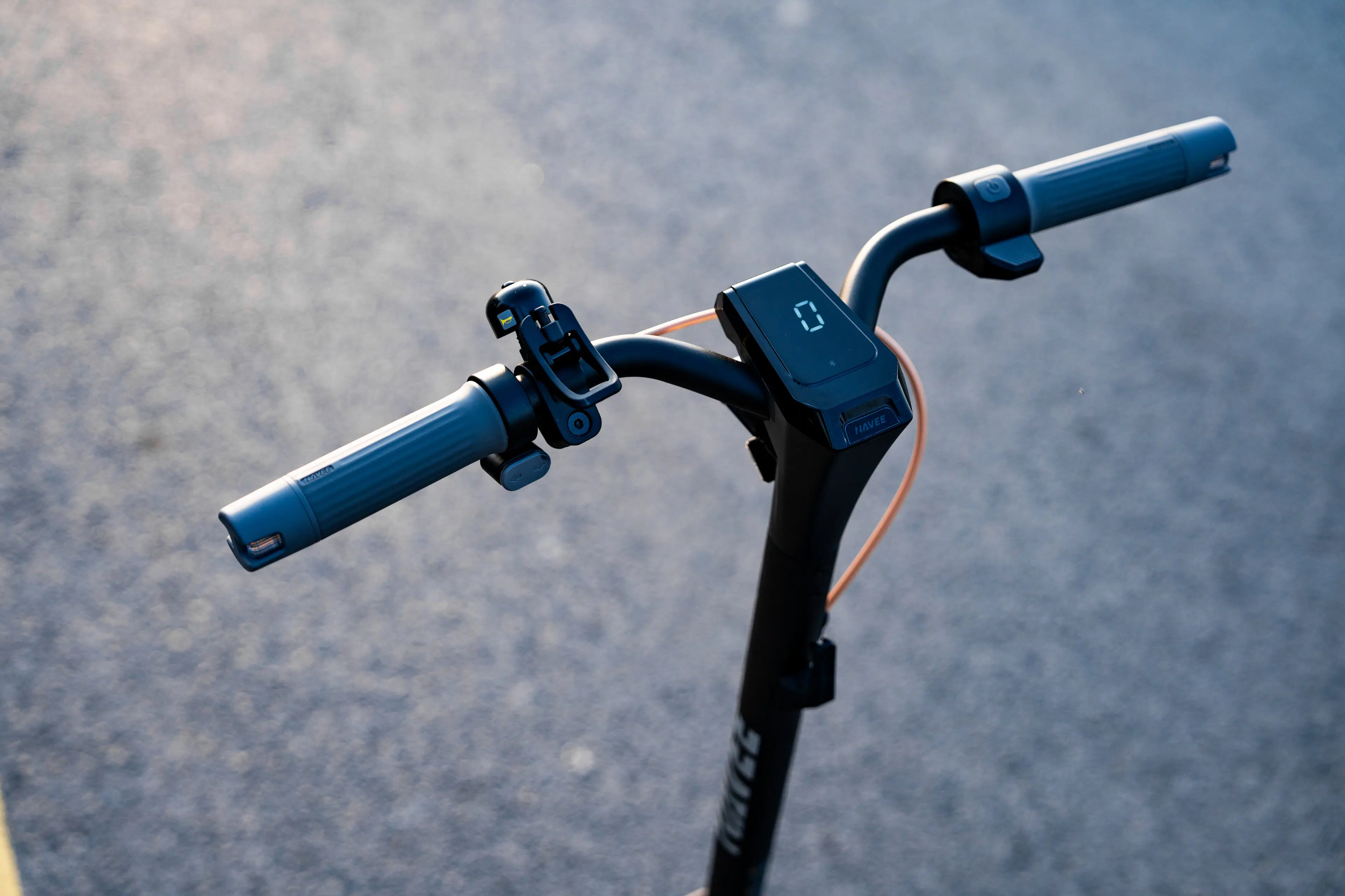 The text on the image reads "NAVEE SEREGTA I TOLTEE." However, it is not clear what this text represents or its purpose. It could be a brand name, a message, or a random combination of letters. Without further context, it is difficult to provide a meaningful interpretation of the text.