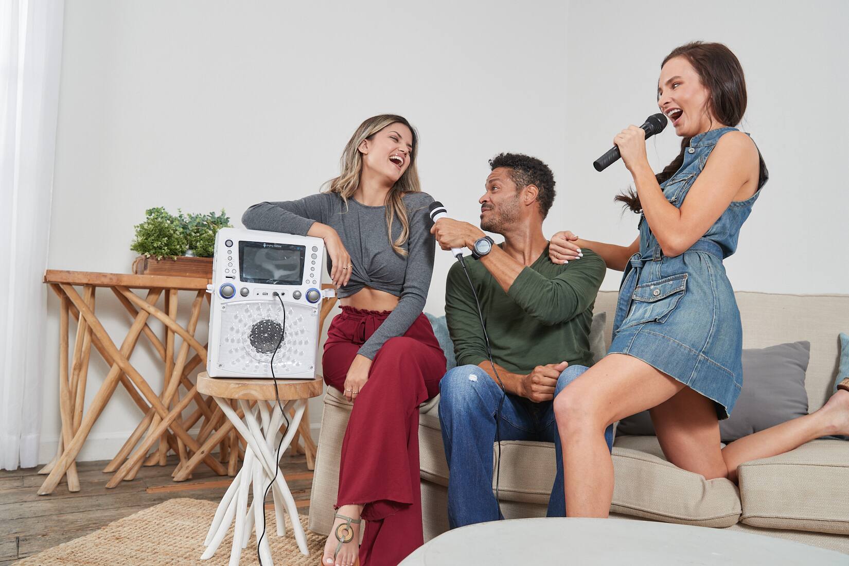 Left. Singing Machine - CD+G Bluetooth Karaoke System - White.