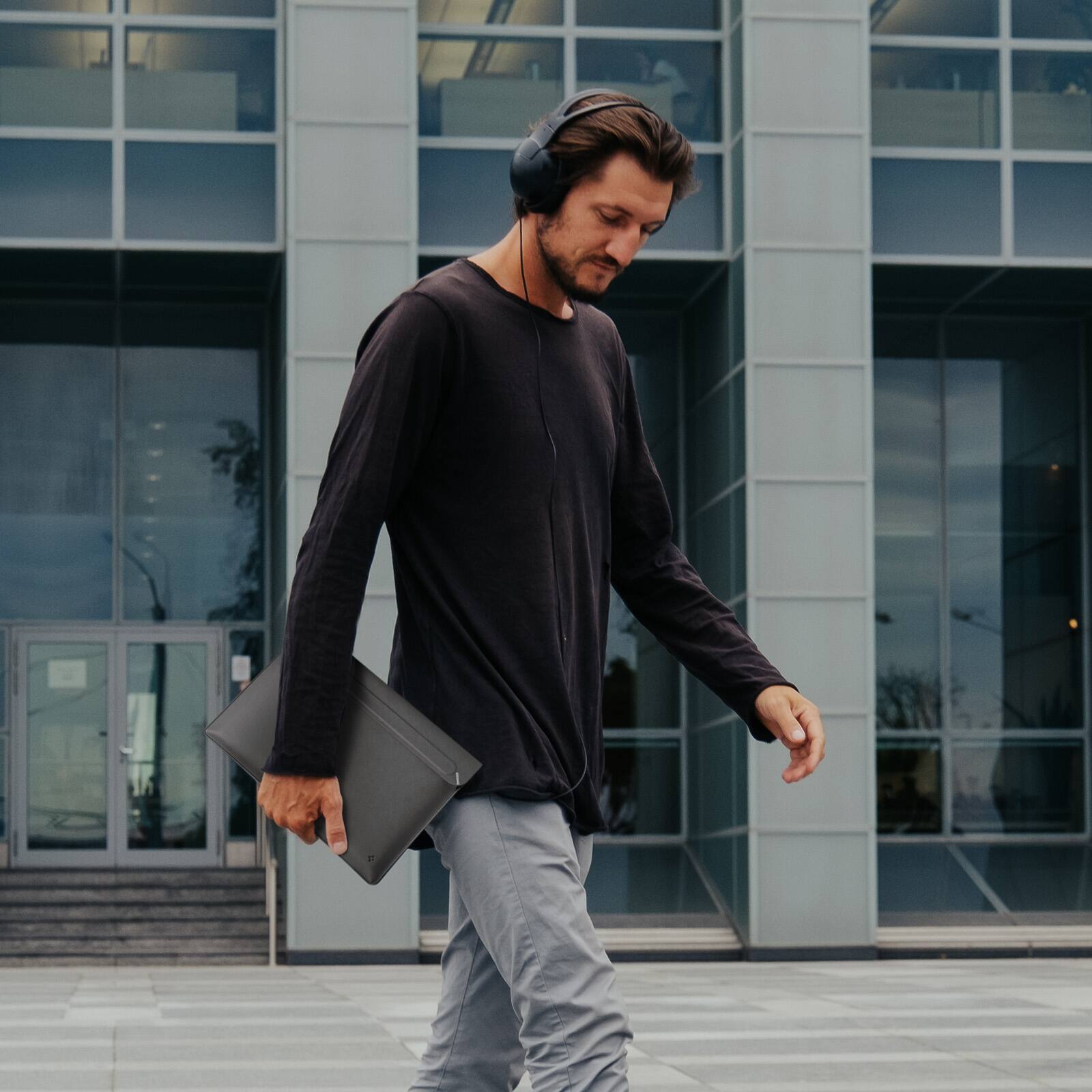 Alt View 1. Spigen - Spigen Valentinus S Protective Laptop Sleeve for 14-inch Laptop - City Gray.