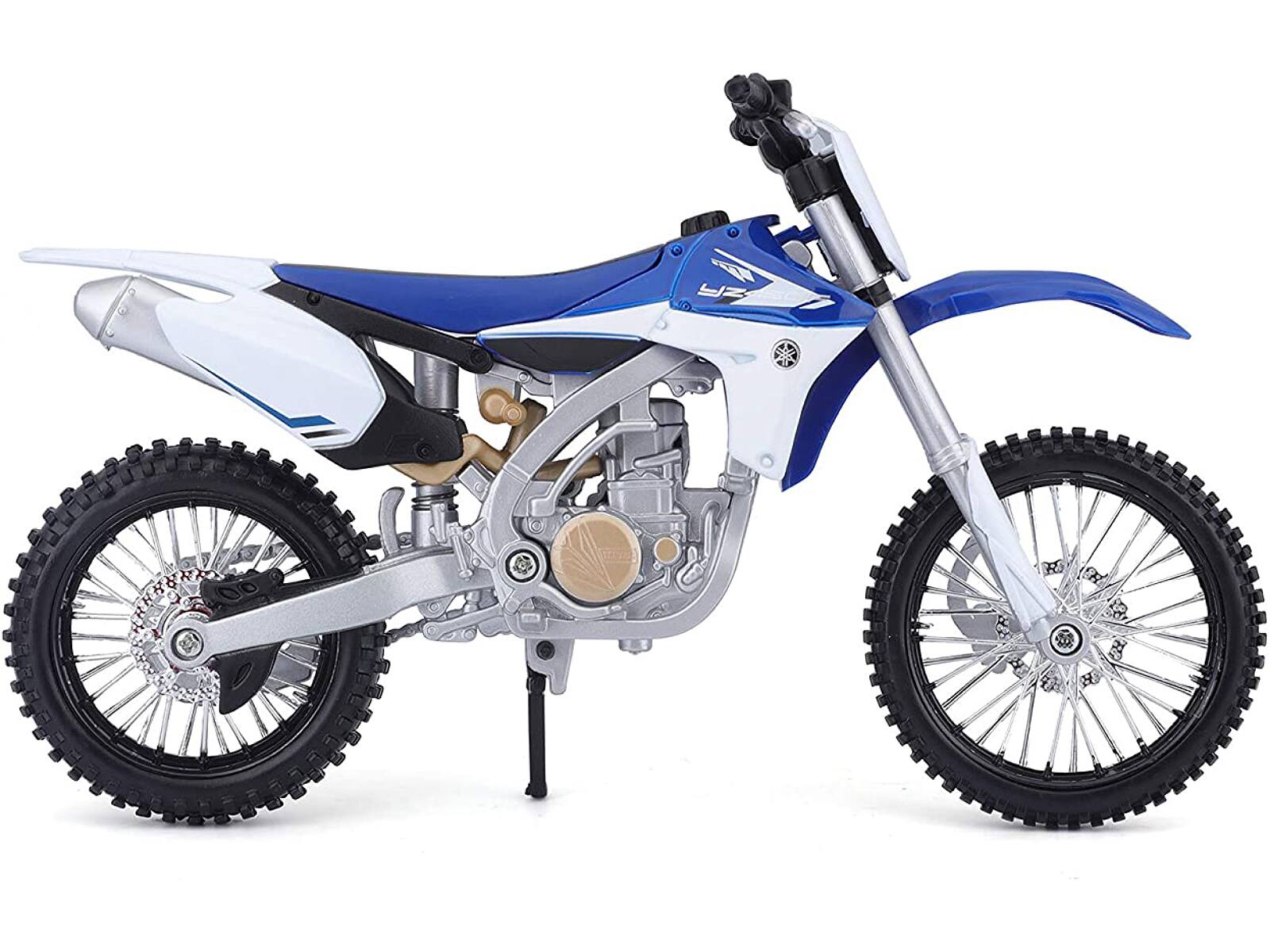 Angle. Maisto - Yamaha YZ450F Blue and White 1/12 Diecast Motorcycle Model by Maisto - Blue and White.
