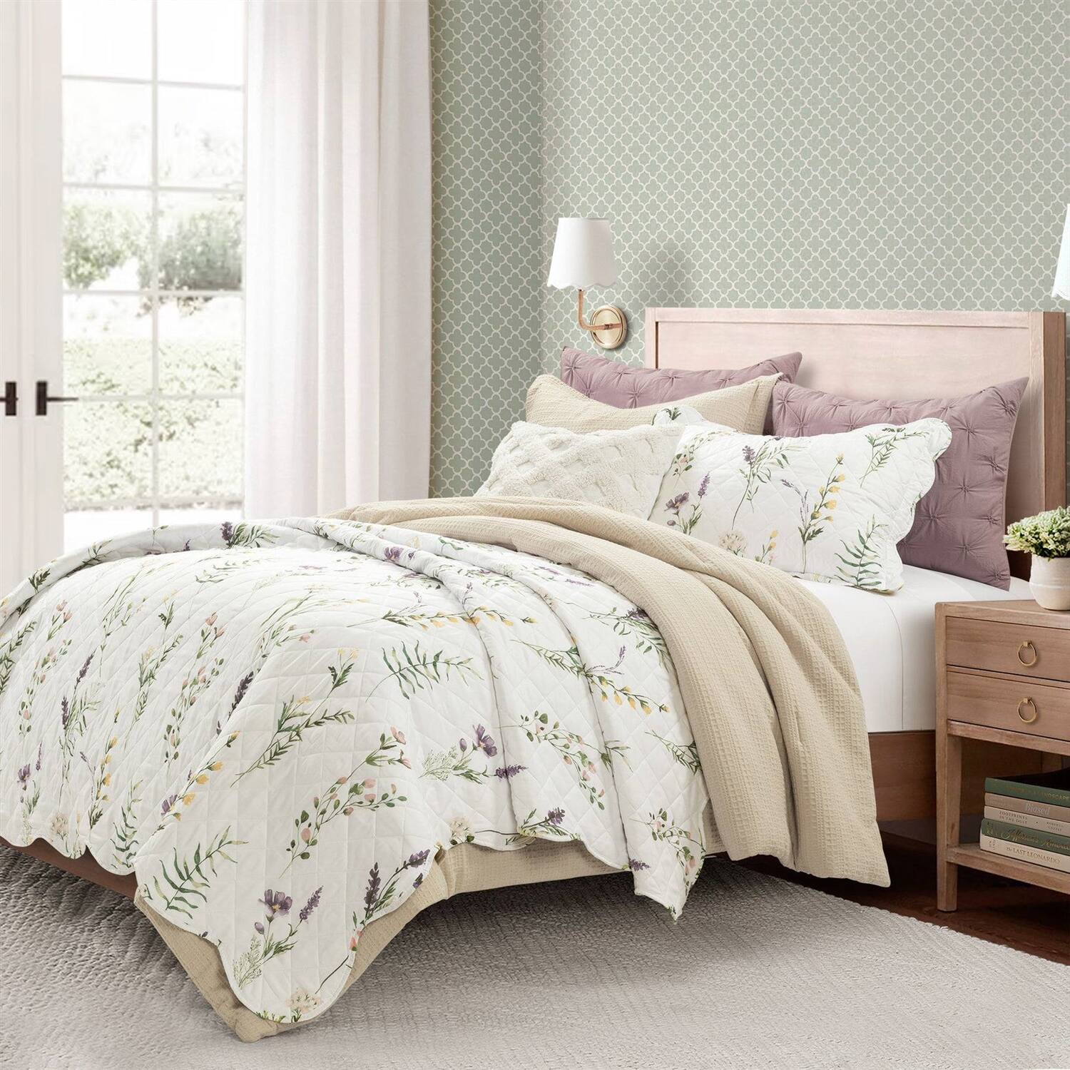 Angle. Hivvago - Full/Queen Scallop Edge Floral Lightweight 3 Piece Quilt Set - White.