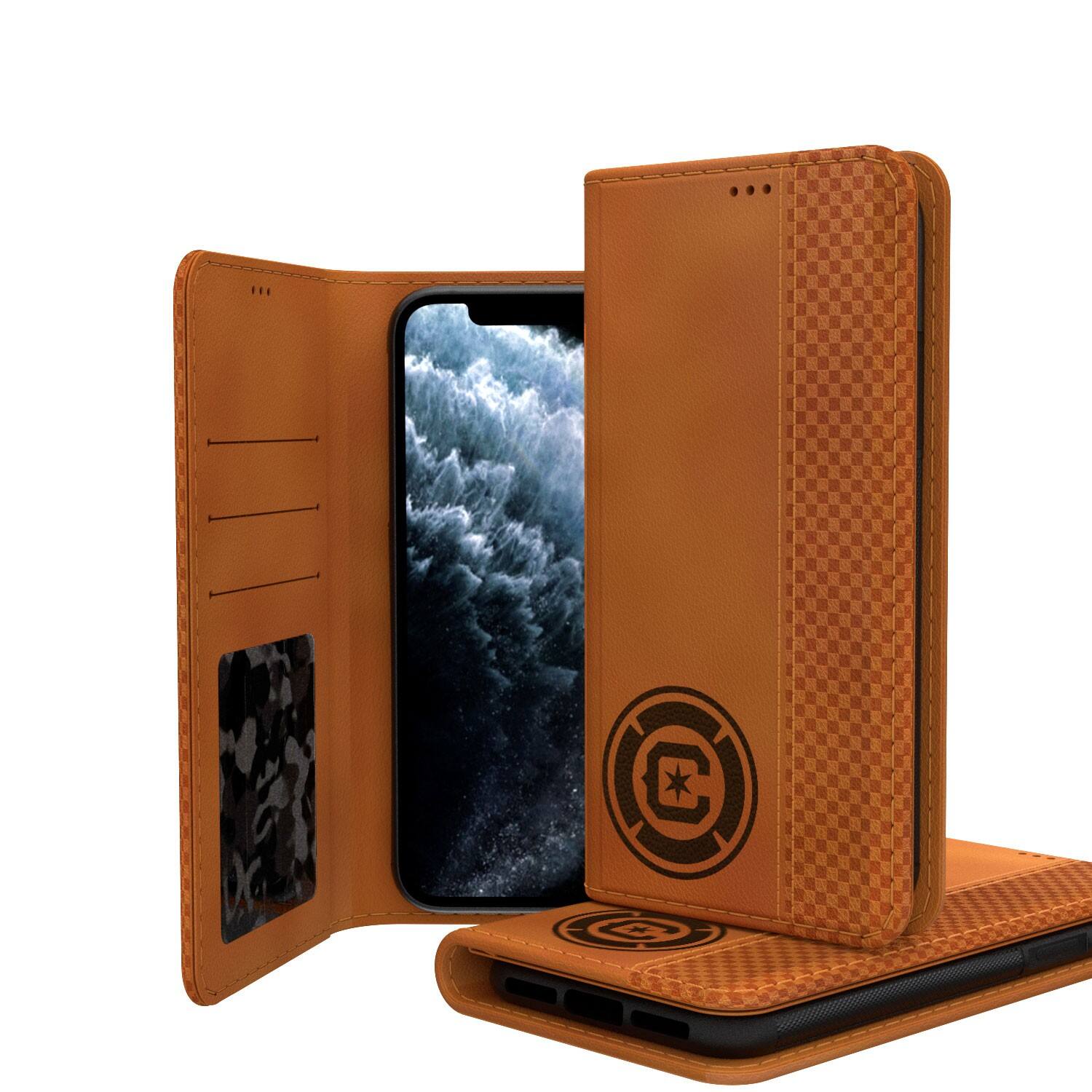 The image shows a phone case with the Chicago Cubs logo.