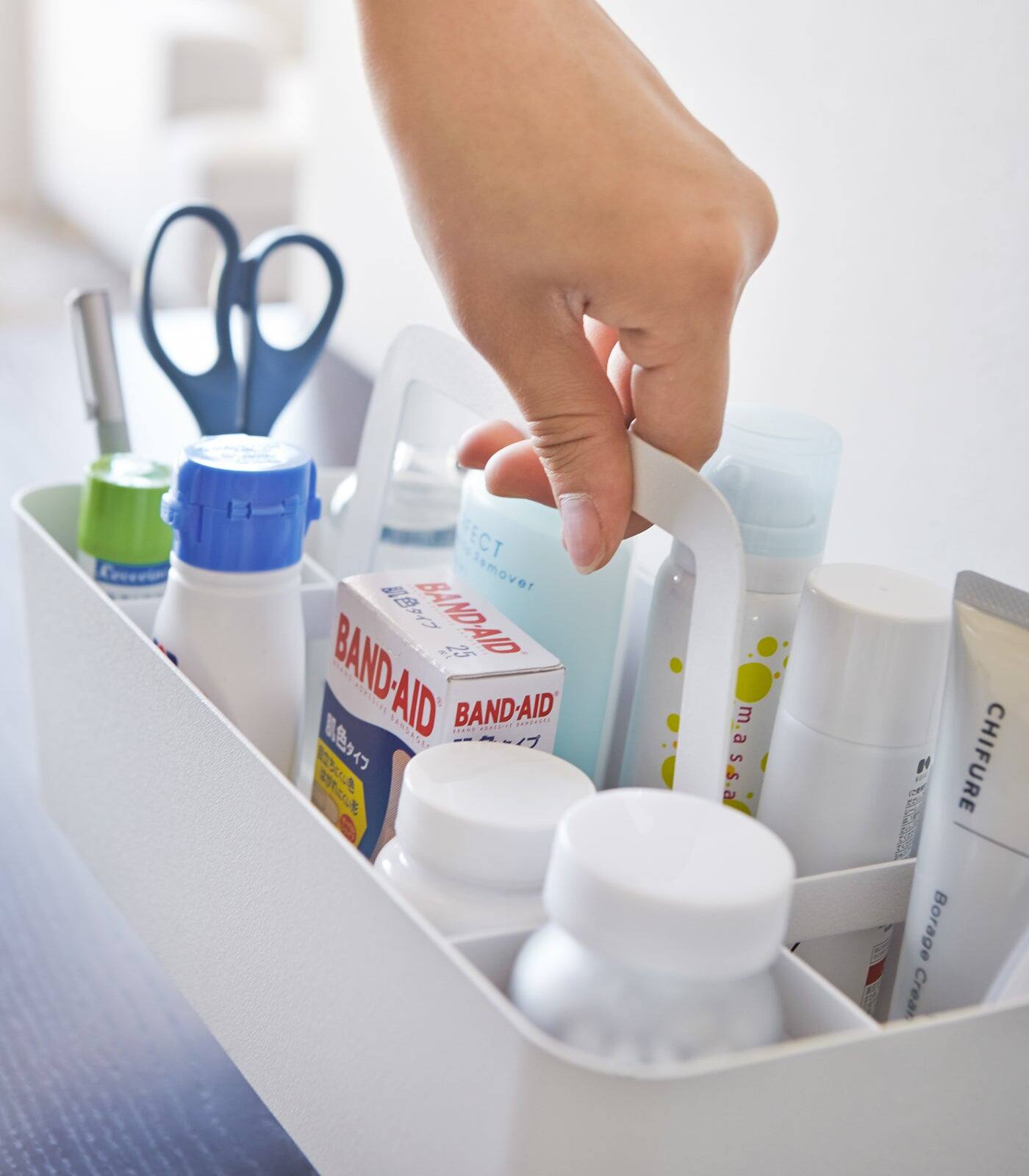ECT is mover BANDAID 25 BAND-AID aRECIE BANDAGE BAND-AID ...n R.I.C.. AMUE m.a m.ass.a S.s.a CHIFURE Borage Cream