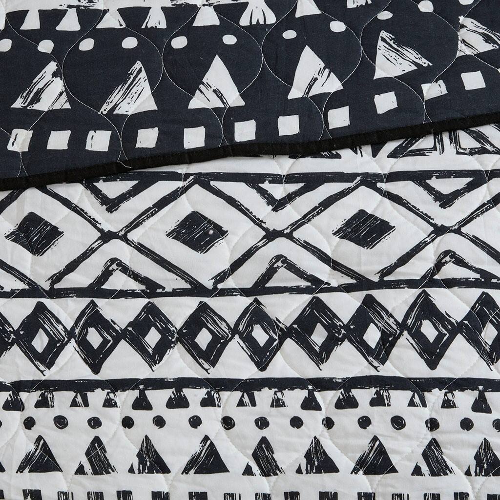 Alt View 5. Gracie Mills - Gracie Mills Caelius Modern 7-Piece Reversible Cotton Quilt Set with Euro Shams and Throw Pillows - Black.