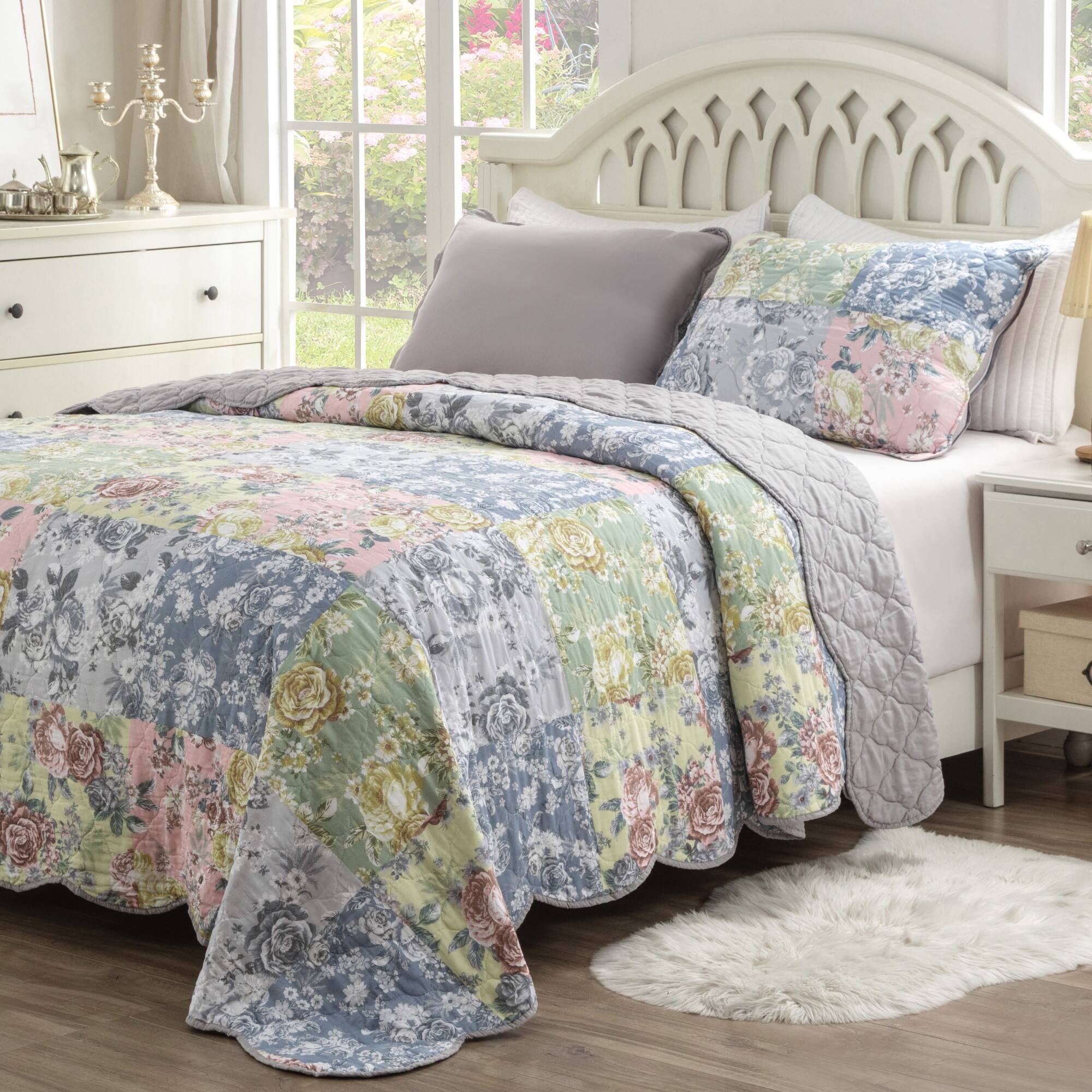 Angle. BreeBe - Emma Quilt Set 3-Piece Full/Queen - Gray.