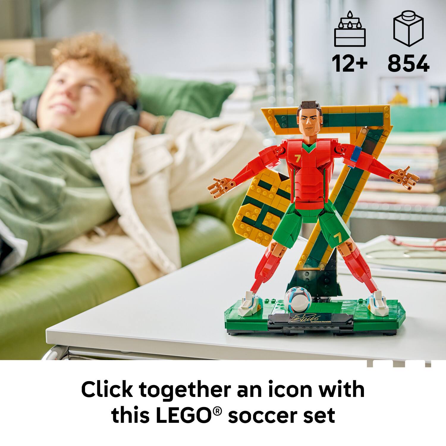 12+ 854  
Click together an icon with this LEGO® soccer set