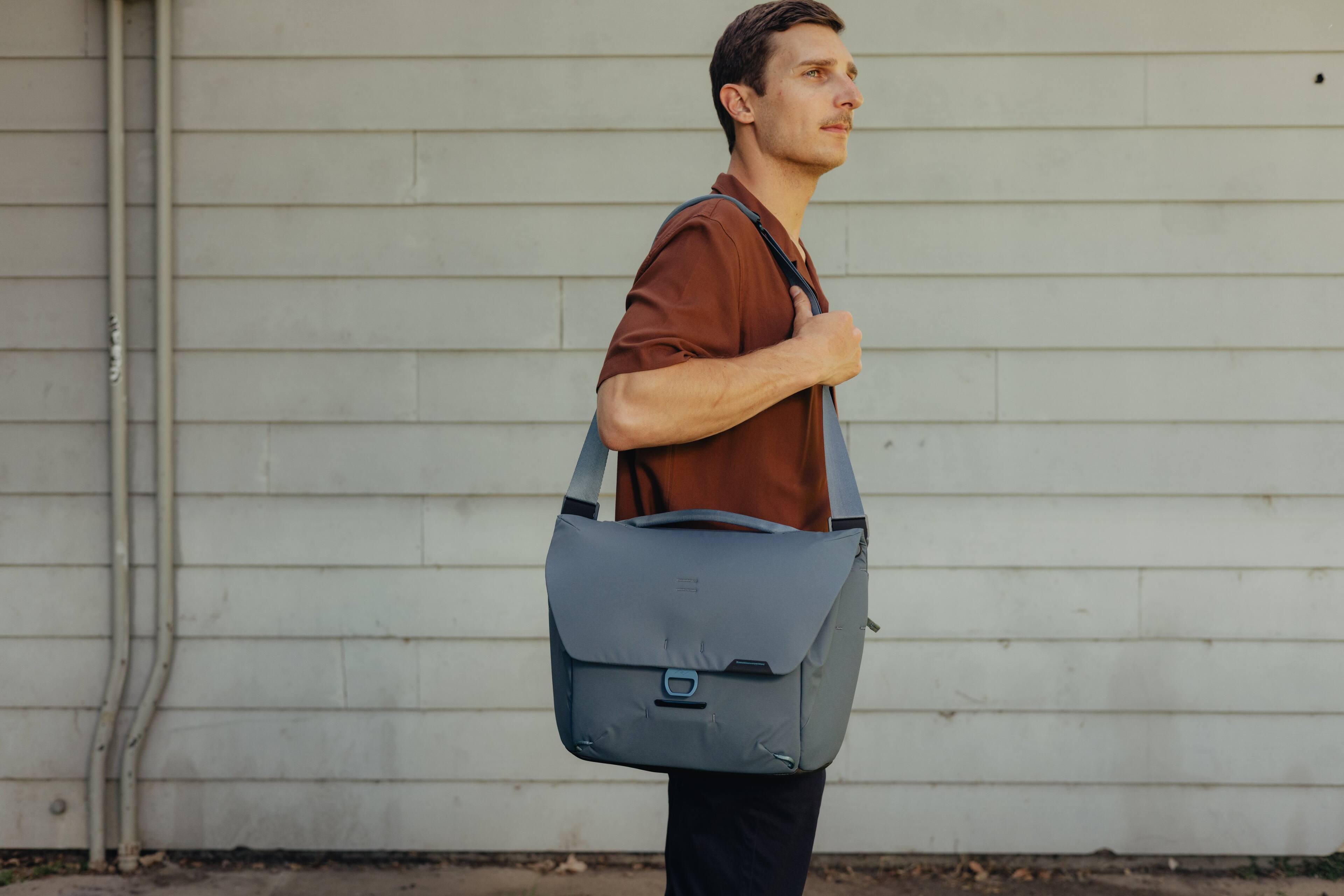 Left. Peak Design - Everyday Messenger 13L v2 - Ocean.