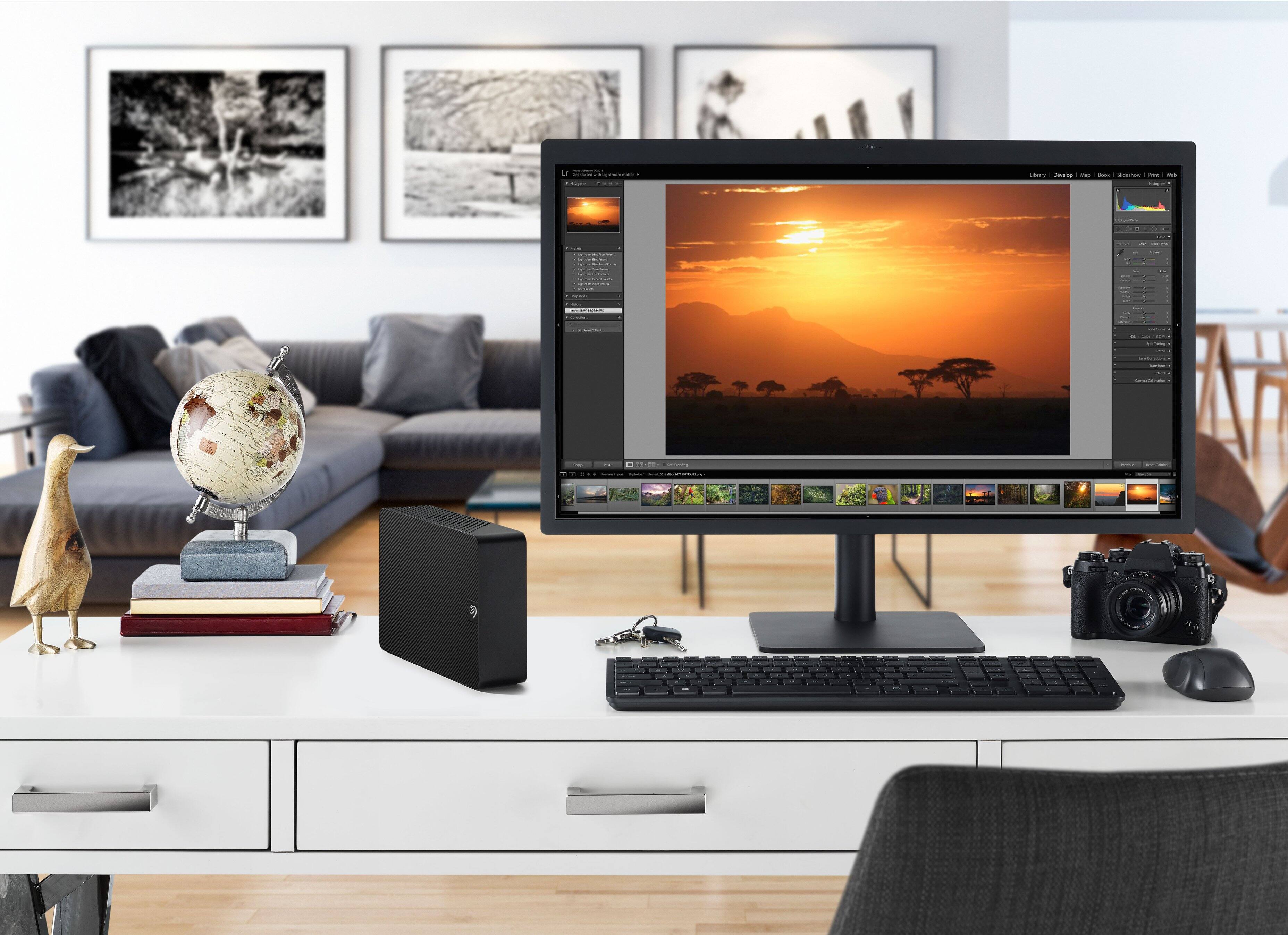 Alt View 4. Seagate - Expansion 22TB External USB 3.0 Desktop Hard Drive with Rescue Data Recovery Services - Black.