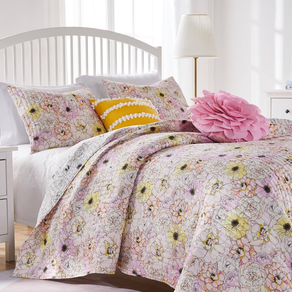 Angle. BreeBe - Misty Bloom Quilt Set 3-Piece Full/Queen - Pink.