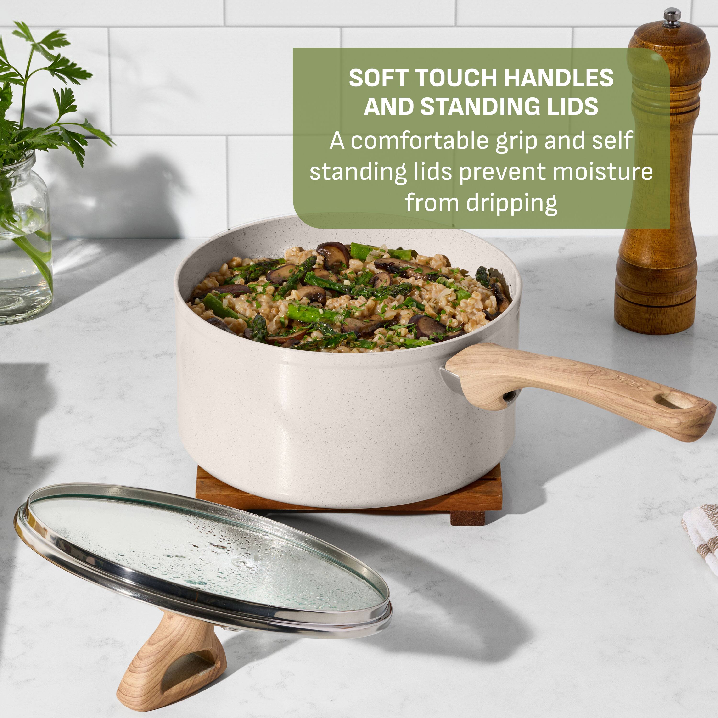SOFT TOUCH HANDLES AND STANDING LIDS  
A comfortable grip and self standing lids prevent moisture from dripping