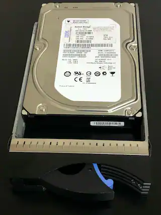 DO NOT COVER BREATHING HOLE
System Storage by IBM Option S17DB8S - P81Y9S6 IBM FRU: S1YUR78 I8M PIN 81Y9090 3 7200 pm GGB SAS 11549 11540Y7440Y6TJZ2956WM3 DOM 200CT2012 PART NUMBER EM260 039- MODEL T330008508S NII ..!! SERIAL NUMBER 220EWM3 WWN SOCOCSOOSSA18A. RATED VDC AMPS LOT NUMBER: 13171 + SV 0.90 A Sie KRATSC . 12V 0.80 A HDD Mitg by Seagate Technology LLC TUV LR as 20 D327 CE IC STW Serial Attached SCSI NT74 Product of Thailand
IBM
System Storage
IBM Option: 81Y9886
FRU: 81Y9878
PIN: 81Y9
