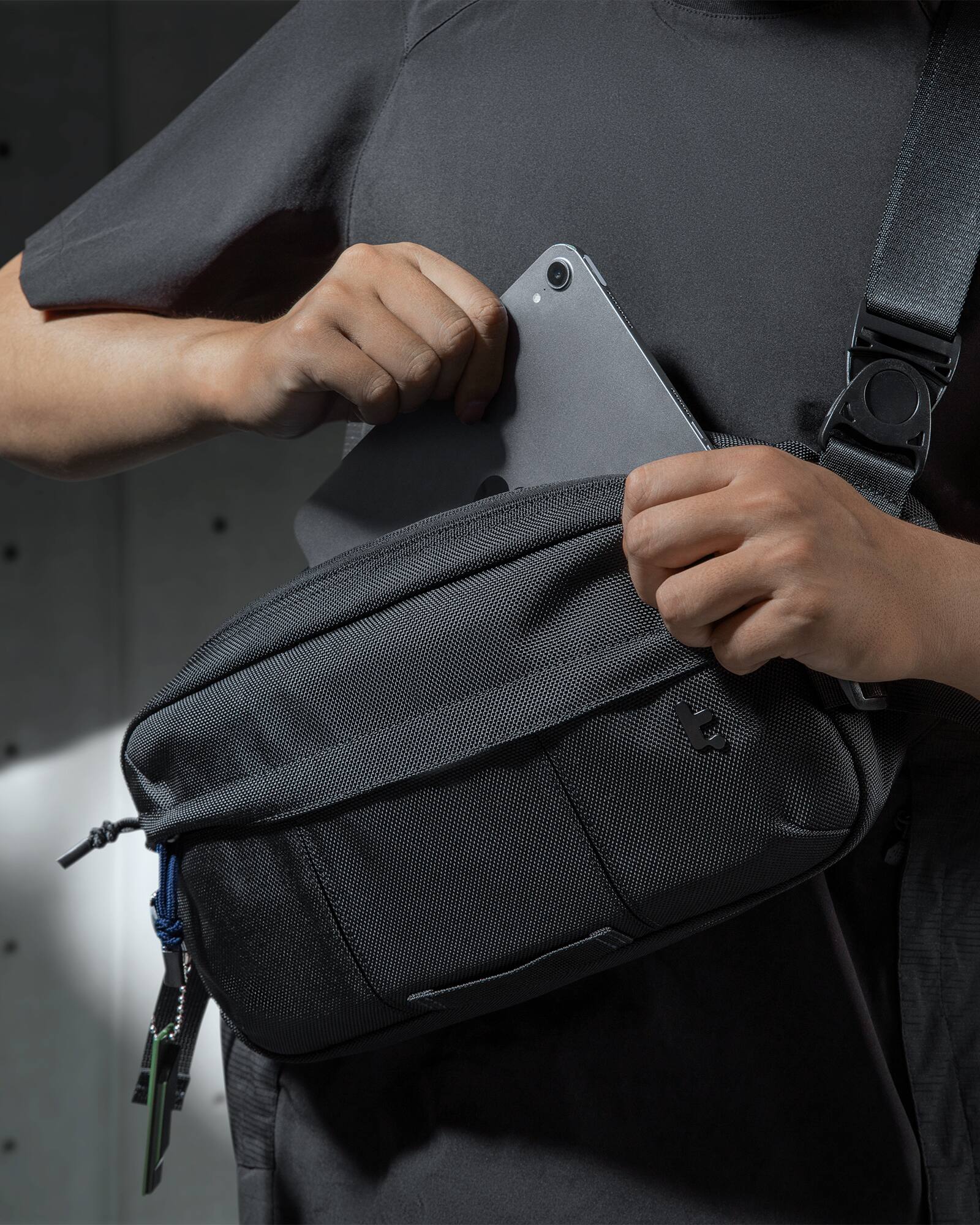 Alt View 18. tomtoc - Wander-T26 Sling Bag 5.5L, Heavy Duty Tactical Crossbody Carry Chest Bag, Compatible mit Steck Deck OLED, ASUS ROG Ally - Black.