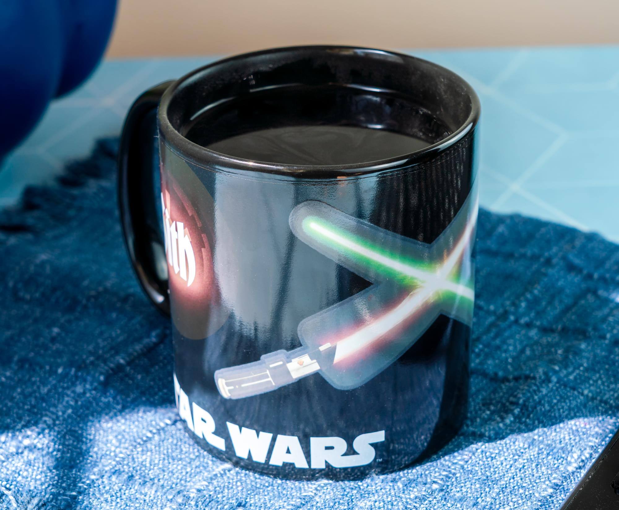 Alt View 5. Star Wars - Star Wars Jedi/Sith Clash - 20oz Heat-Reveal Ceramic Mug - Black.