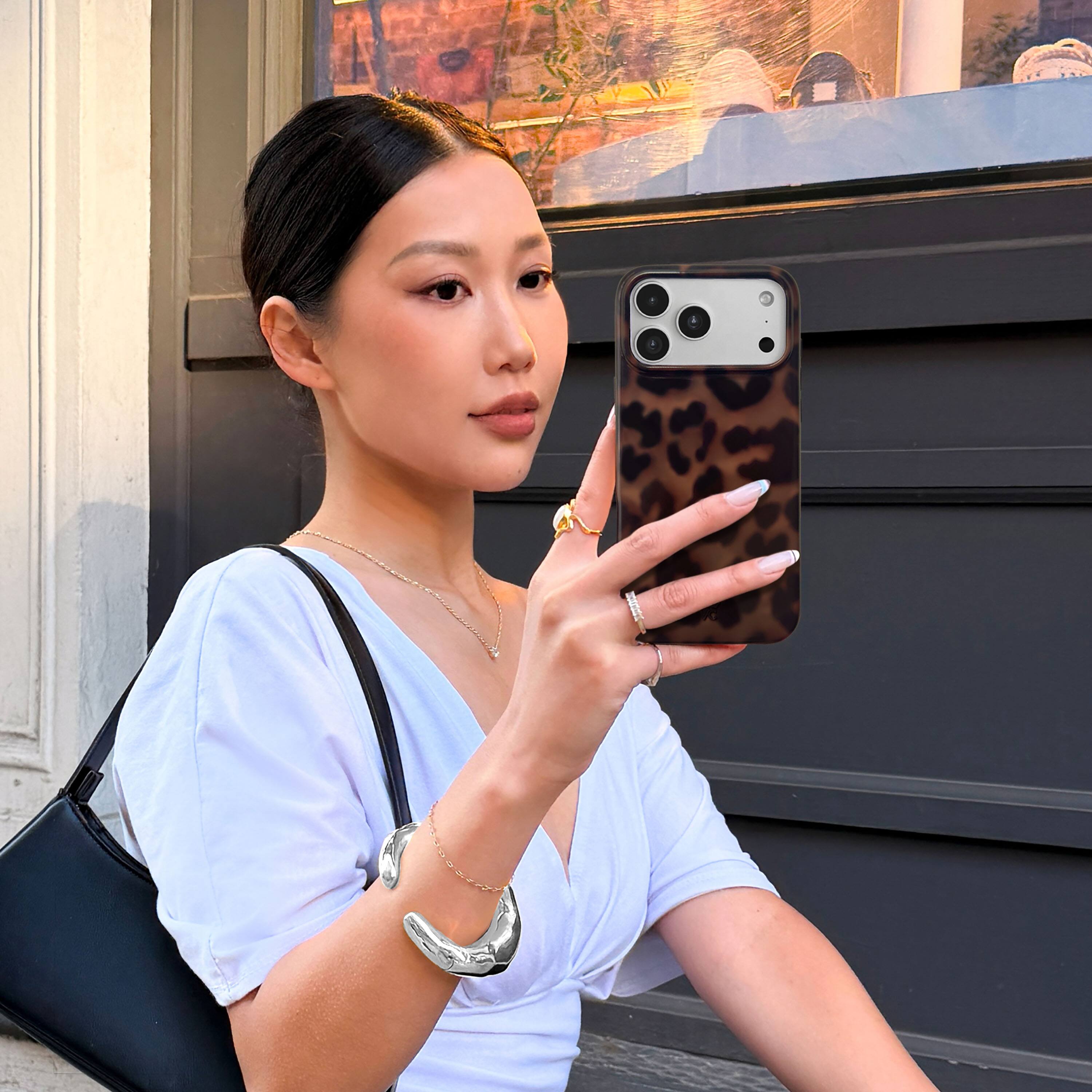 Alt View 7. VELVET CAVIAR - Magsafe Case for Apple iPhone 18 Pro Max / iPhone 17 Pro Max- It Girl - Leo.