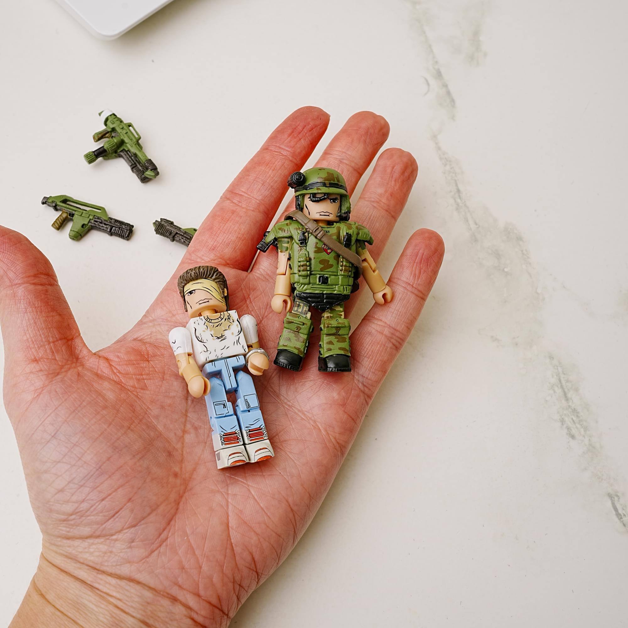 Alt View 5. Diamond Comic - Aliens Cpl. Hicks & Rescue Mission Ripley 2-Pack Series 1 Minimates - Black.