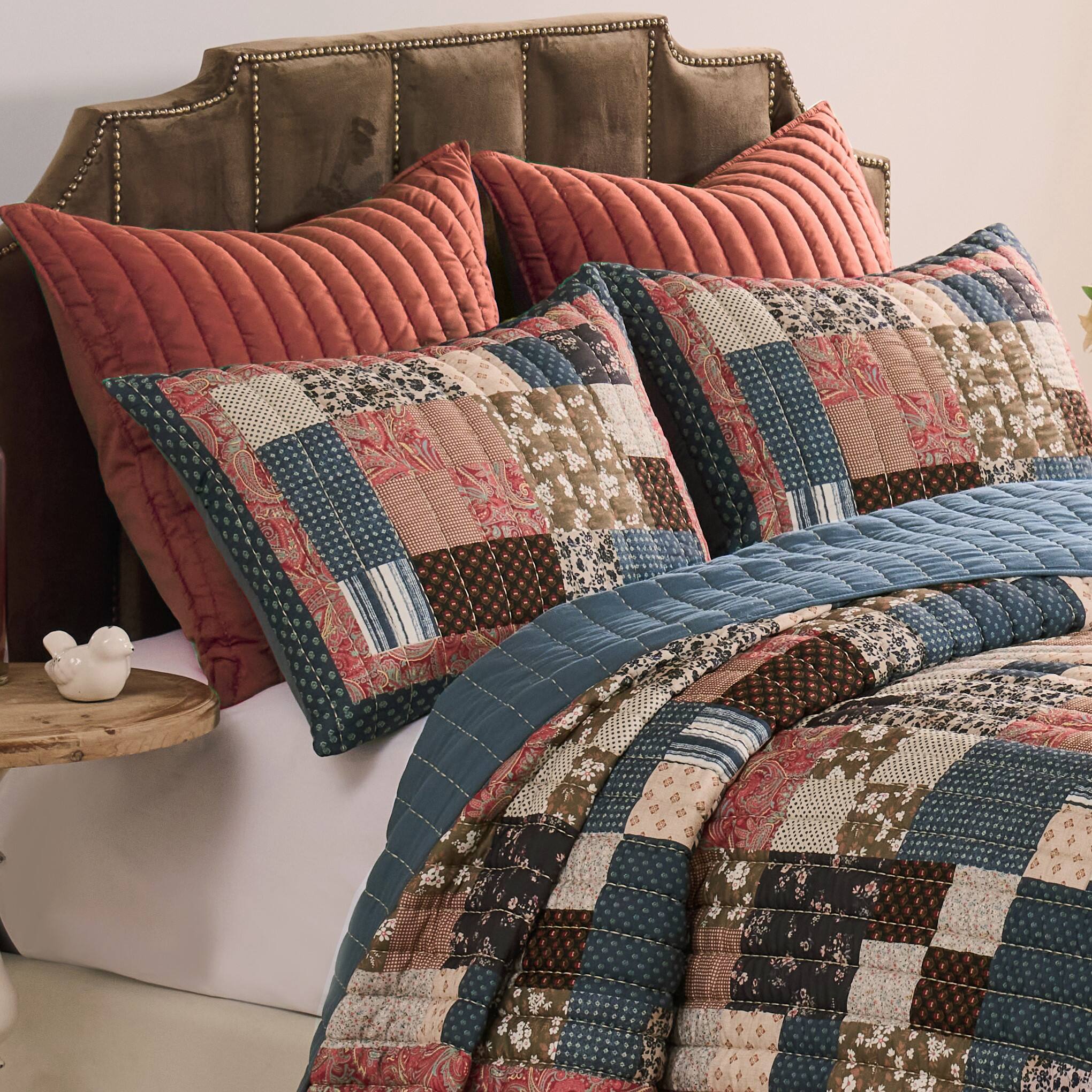 Left. BreeBe - Shiloh Quilt Set 3-Piece King/Cal King - Calico.