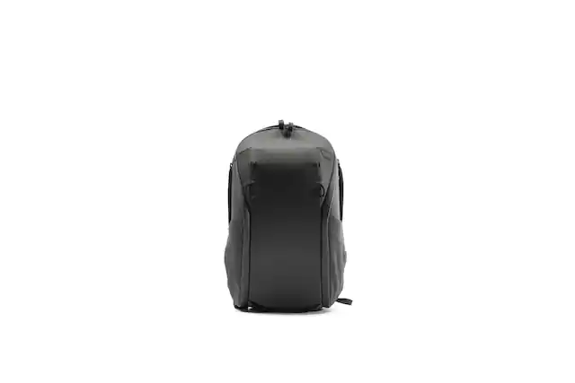 Angle. Peak Design - Everyday Backpack Zip 15L - Black.