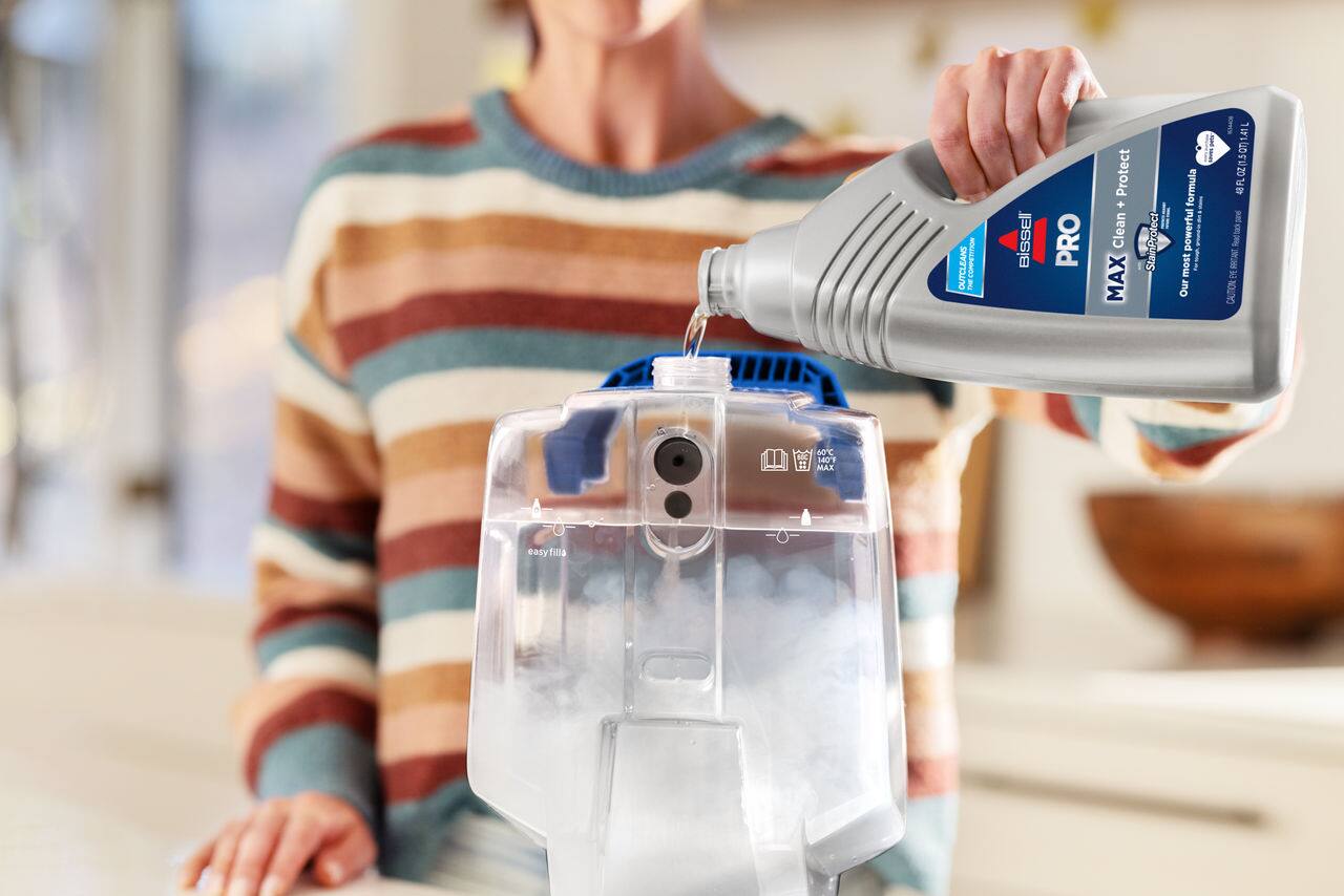 OUTCLEANS COAPETTIN!  
BISSELL PRO Protect + Clean MAX 2 StainProtec Stair formula!  
Our most powerful formula!  
141L  
CAUTION 10C 140F MAX  
easy fill!