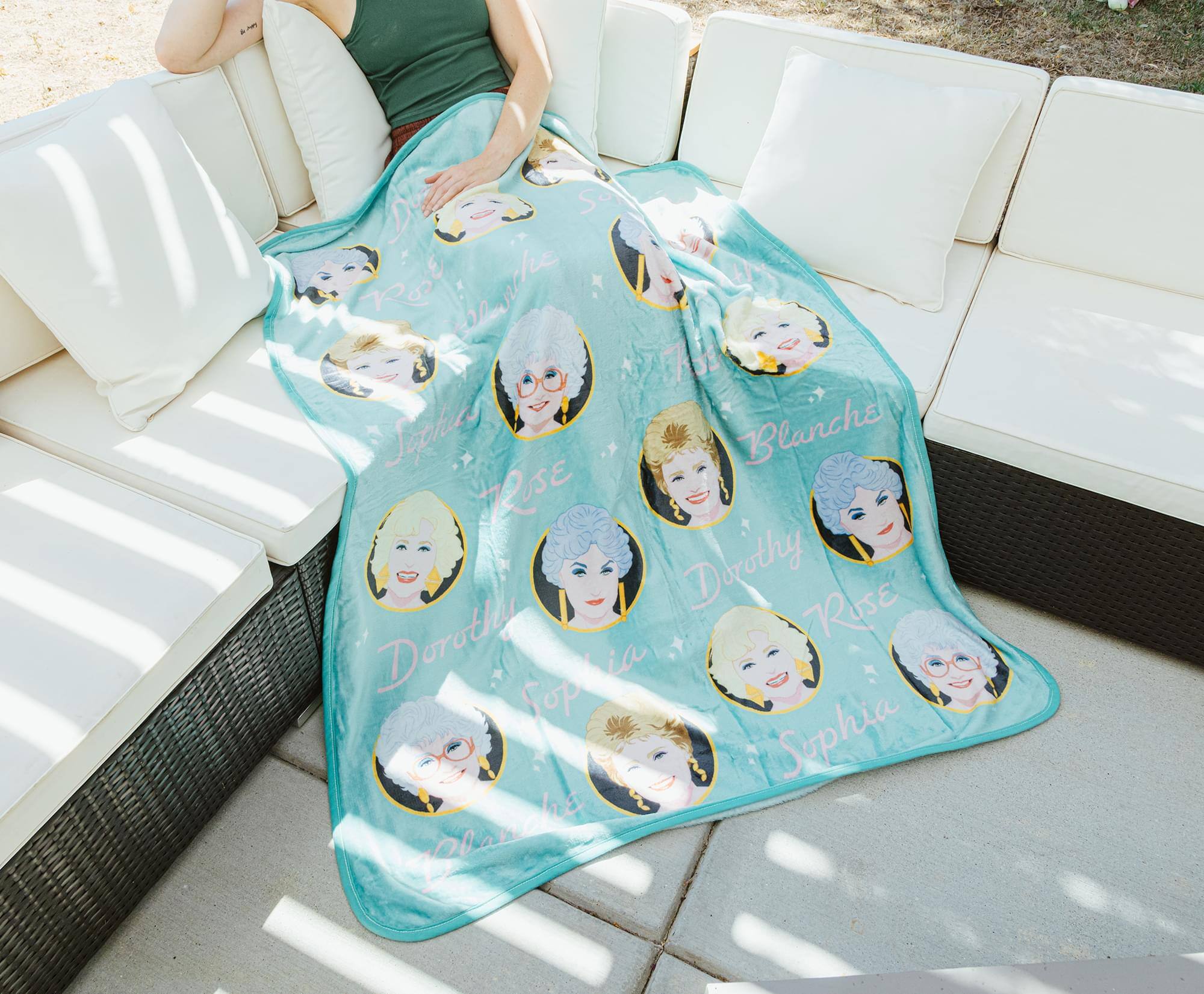 D So Rose pche F Sephes Blanche RUSE Doruthy Rose Dorathy Sopria Sop ia + Sophia he Olanche

Corrected:  
D So Rose pche F Sephes Blanche RUSE Dorathy Rose Dorathy Sopria Sop ia + Sophia he Olanche