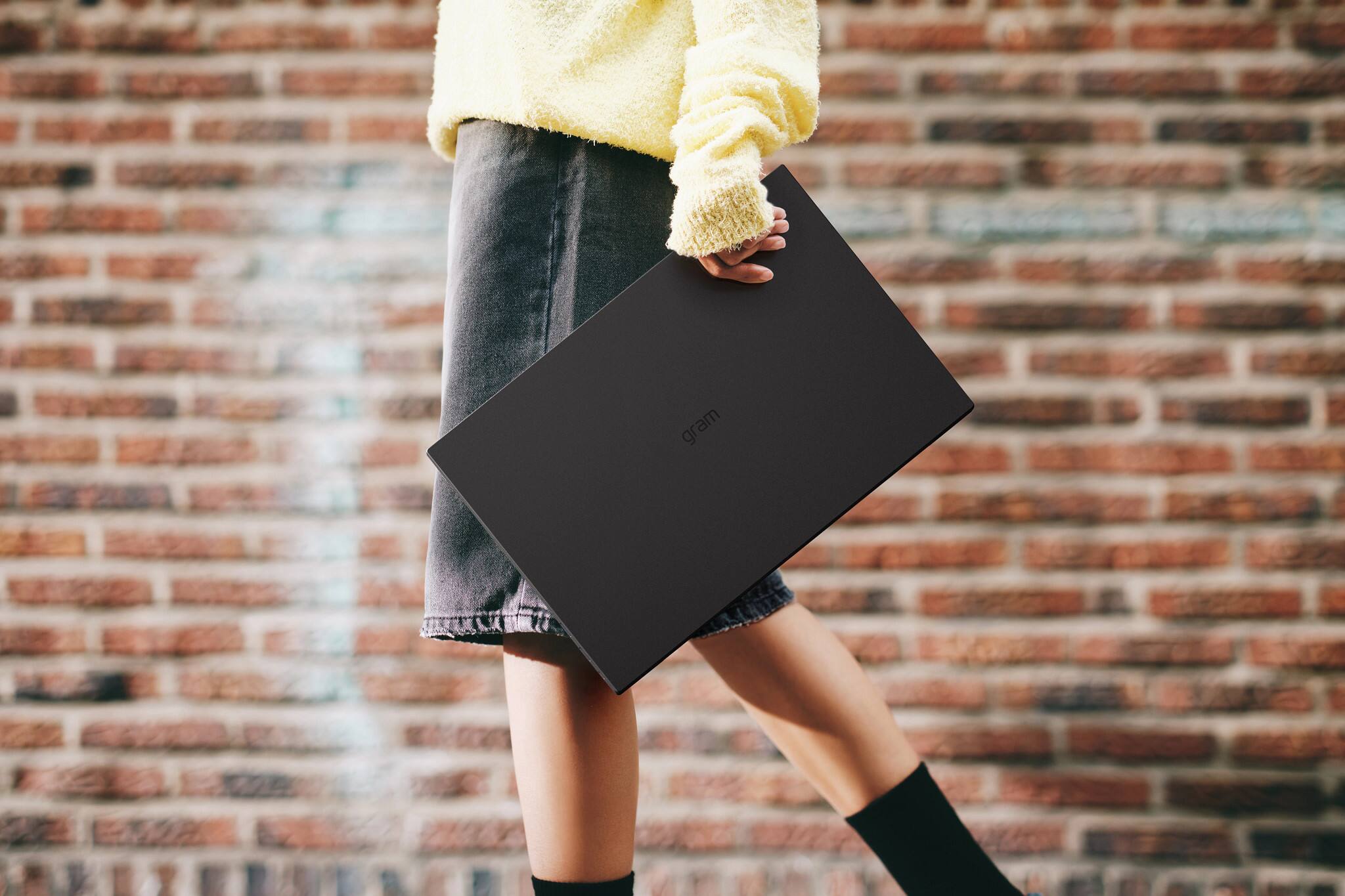 Alt View 7. LG - gram Pro 17” Laptop - Intel Core Ultra7 255H with 32GB RAM - 2TB SSD - Obsidian Black.