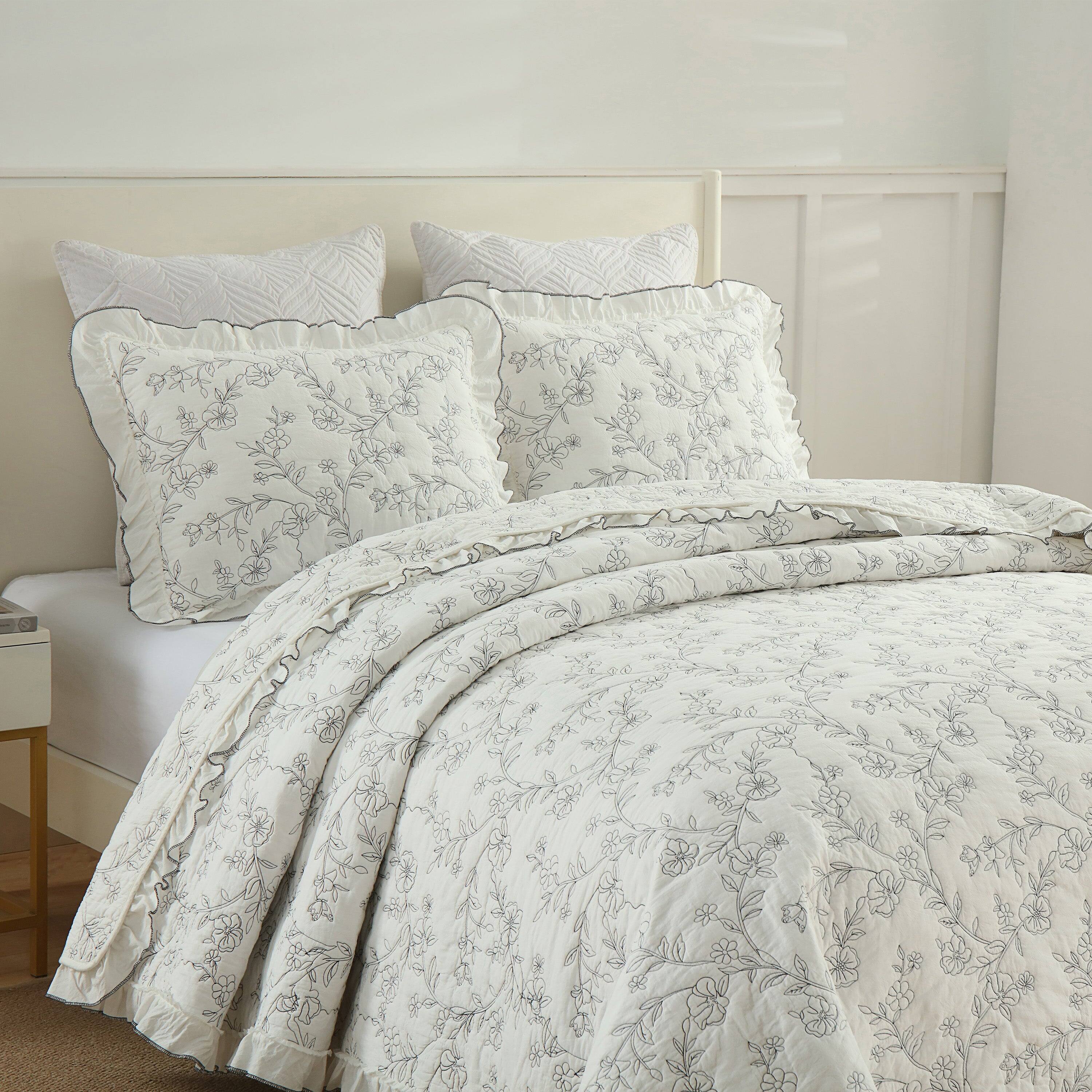 Angle. MarCielo - Marcielo 3-Piece 100% Cotton Oversized Ruffle Bedspread Quilt Set Flower - White.