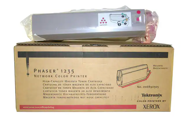 2 006R90305 1 1
PHASER 1235 NETWORK COLOR PRINTER MAGENTA MAGENTAROTE HIGH-CAPACITY MAGENTA TONER CARTRIDGE
CARTUCHO DE TONER MAGENTA DE ALTA CAPACIDAD
CARTUCHO DE TONER MAGENTA DE ALTA CAPACIDAD
CARTUCCIA TONER MAGENTA AD ALTO RENDIMENTO
MAGENTAROTE HOCHKAPAZITÄTS-TONERPATRONE
TONERCARTRIDGE MET HOGE CAPACITEIT
No. 006R90305
Tektronix
www.xerox.com/officeprinting
COLOR PRINTERS BY XEROX
PHASER® 1235
NETWORK COLOR PRINTER
High-Capacity Magenta Toner Cartridge
CARTUCHO DE TONER MAGENTA DE ALTA CAPACIDAD
CARTUCHO DE TONER MAGENTA DE ALTA CAPACIDADE
CARTUCCIA TONER MAGENTA AD ALTO RENDIMENTO
MAGENTAROTE HOCHKAPAZITÄTS