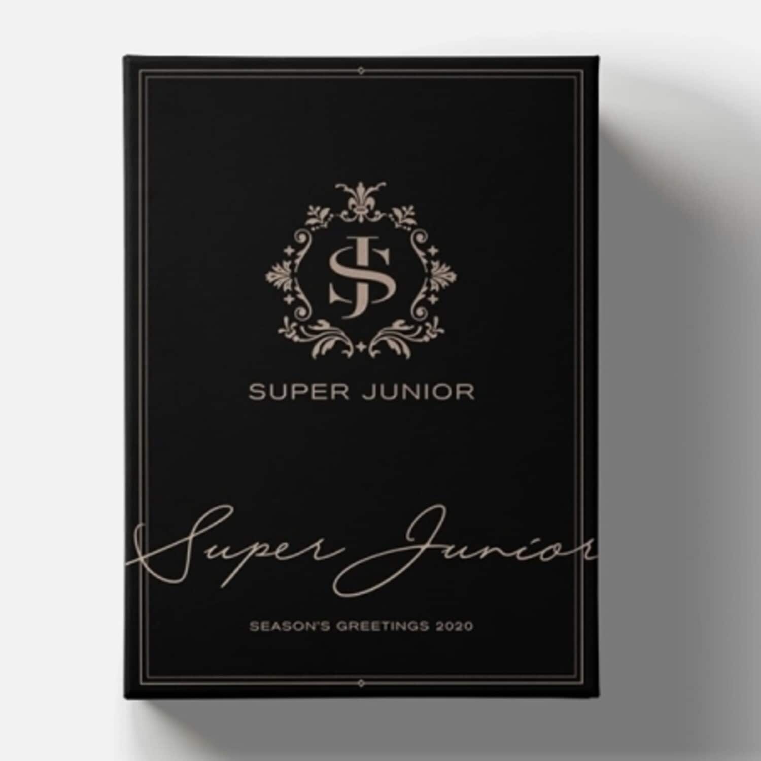 Super Junior - Season's Greetings 2020 (Incl. 2020 Postcard Calendar+Stand, DVD w/Paper Bag, Desk Calendar,- DVD