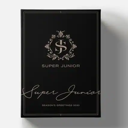 Front. Super Junior - Season's Greetings 2020 (Incl. 2020 Postcard Calendar+Stand, DVD w/Paper Bag, Desk - DVD.